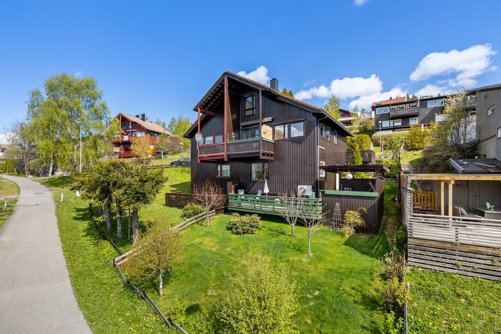 En tiltalende halvpart av en vertikaldelt tomannsbolig over tre plan, beliggende i et veletablert og barnevennlig boligområde på Vårsetergrenda. Galleribilde