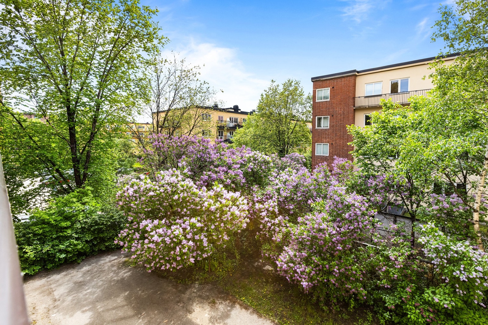 Balkongen har et hyggelig utsyn mot grønne og parkmessig fellesarealer Galleribilde
