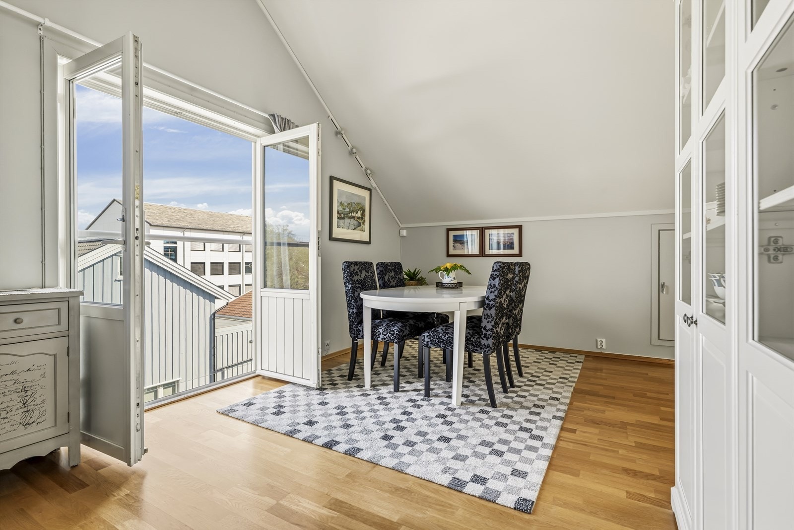 Store vindusflater og balkongdør med 2-lags glass slipper inn rikelig med dagslys. Galleribilde