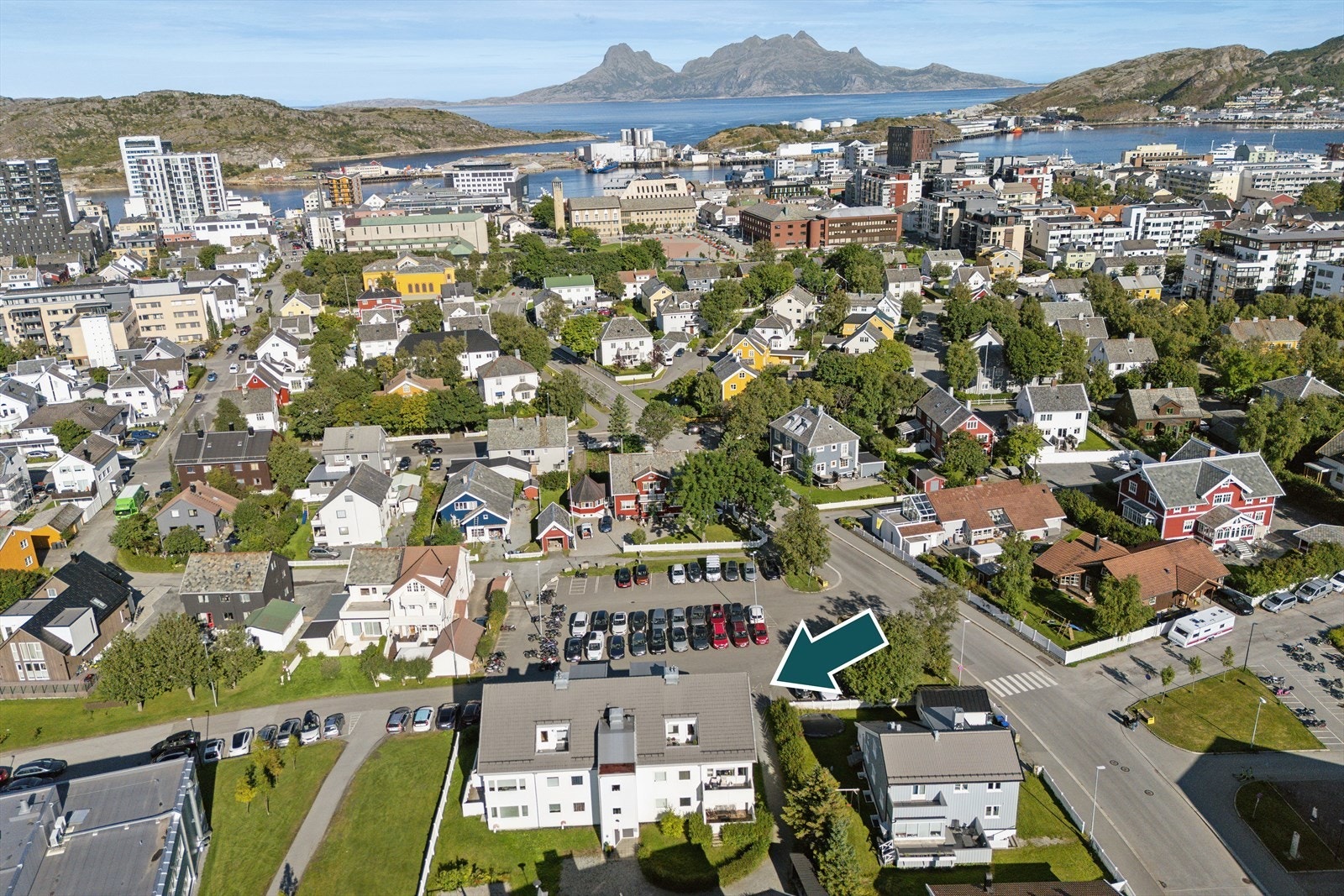 Beliggenheten gir enkel tilgang til Bodø sentrum, og Bodø stasjon ligger 14 minutter unna. Galleribilde
