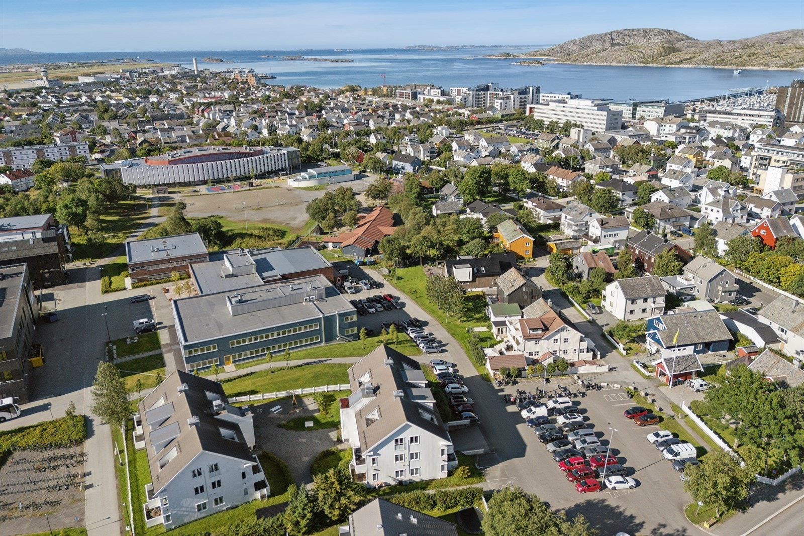 Flere skoler i nærheten, inkludert Aspåsen skole (1-7. trinn) og Bankgata ungdomsskole (8-10. trinn). Galleribilde