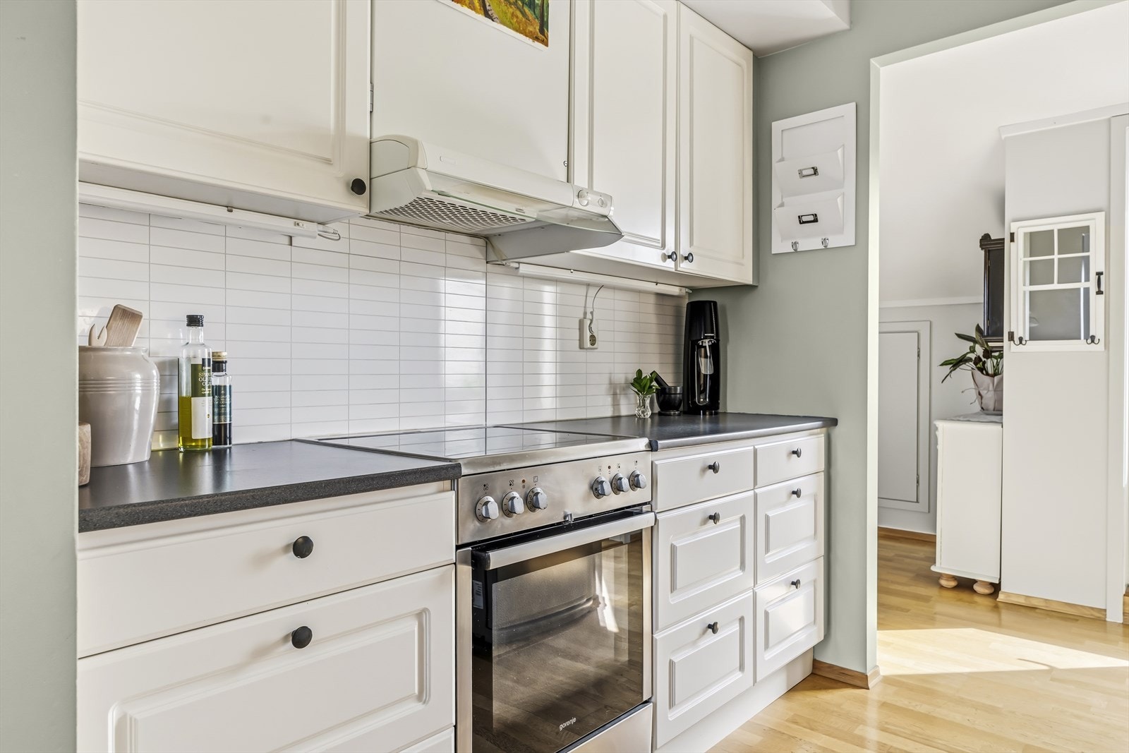 Benkeplaten er i slitesterk laminat, og rommet har kjøkkenventilator med avtrekk. Galleribilde