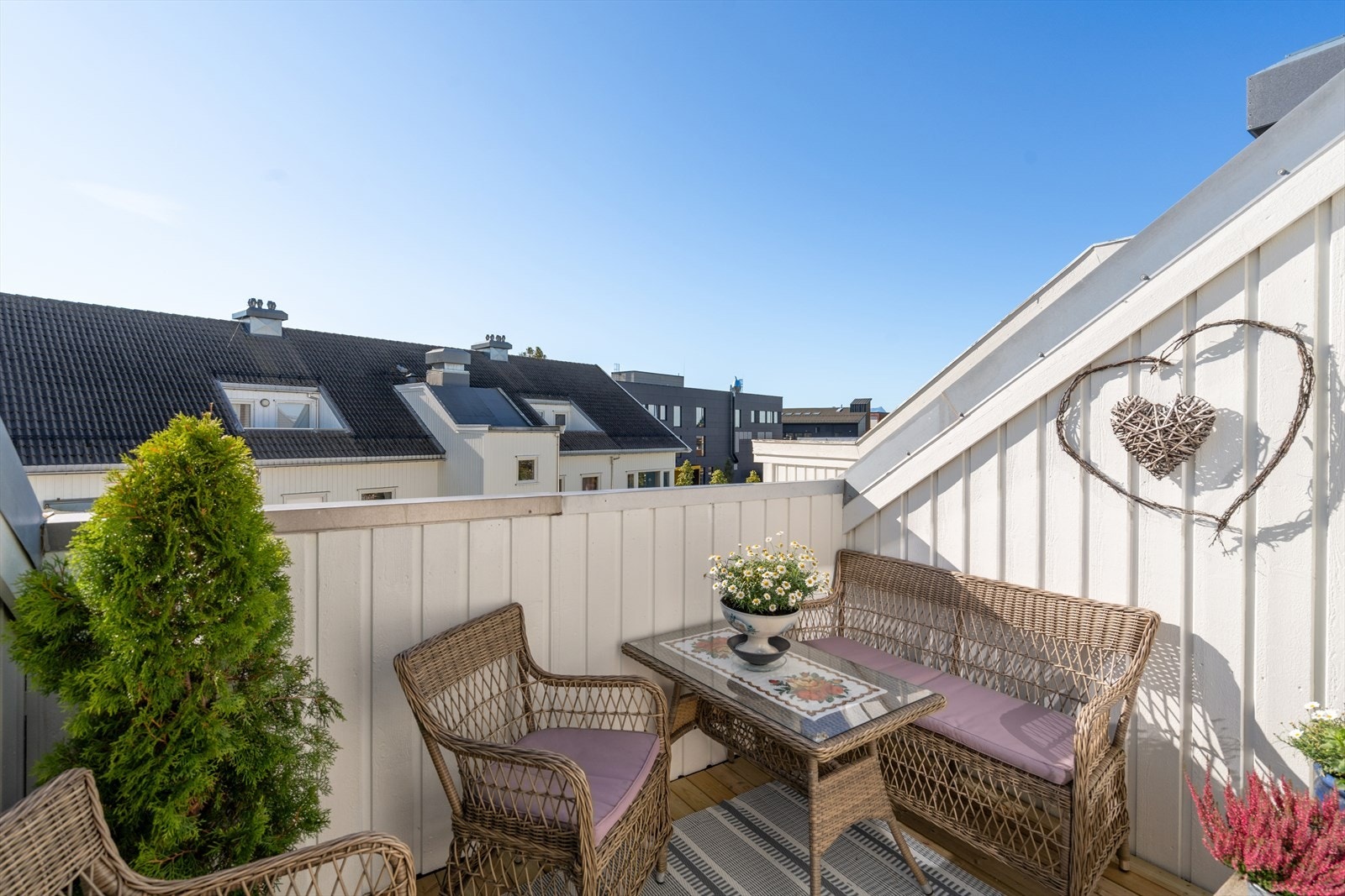 Leiligheten har to balkonger på 6 m² hver, begge utført i trekonstruksjon. Galleribilde