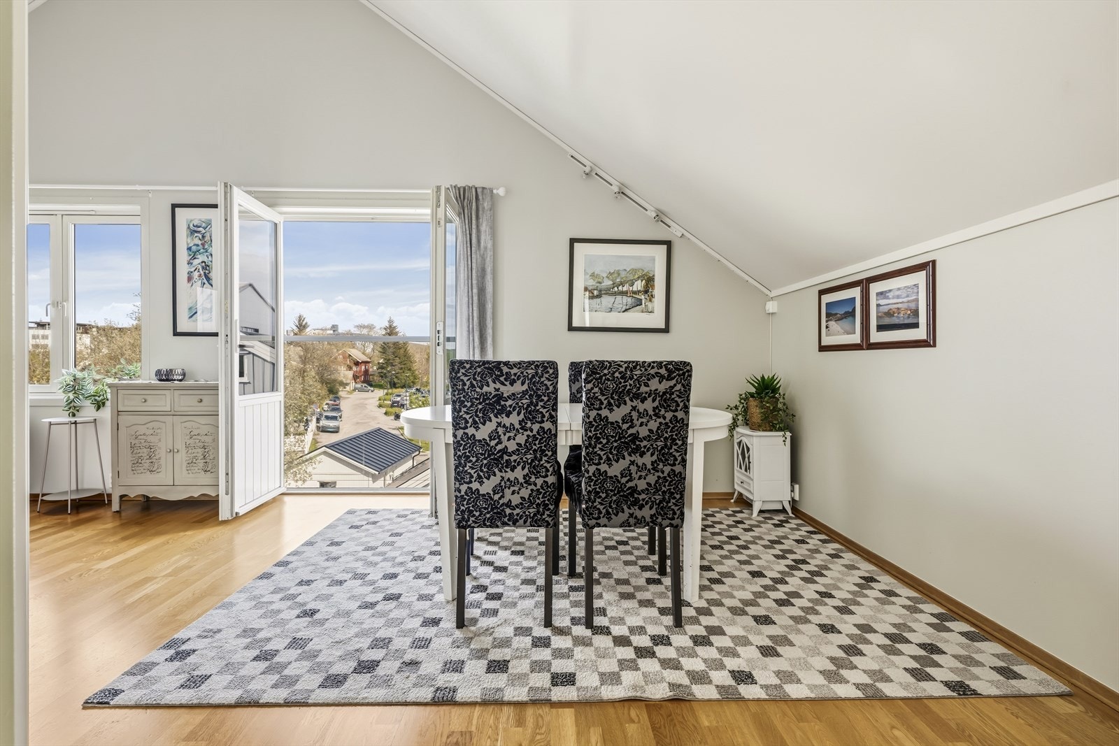 Fra spisestue er det balkongdører og fin utsikt fra fransk balkong. Galleribilde