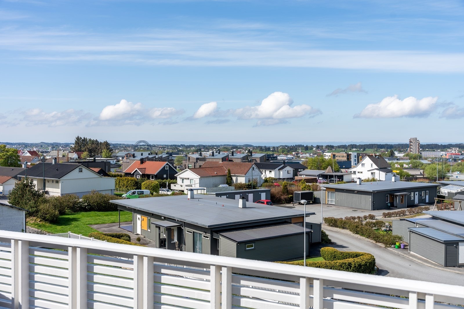 Fra den store terrassen er det en vidstrakt utsikt over nærområdet. Galleribilde