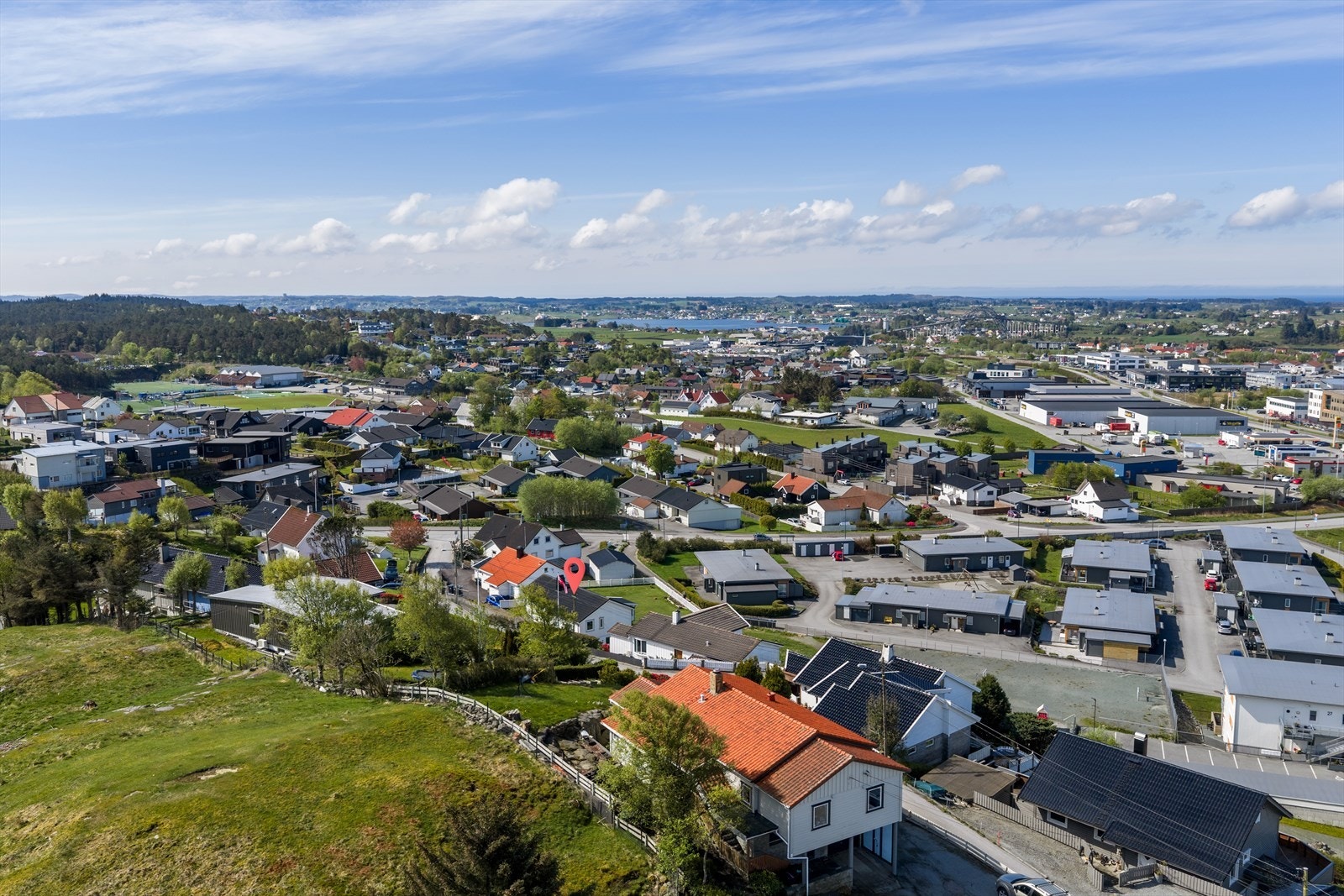 Velkommen til Kvednadalsvegen 6 - En flott familiebolig med vidstrakt utsikt, romslig tomt og stor, sør- og vestvendt terrasse. Galleribilde