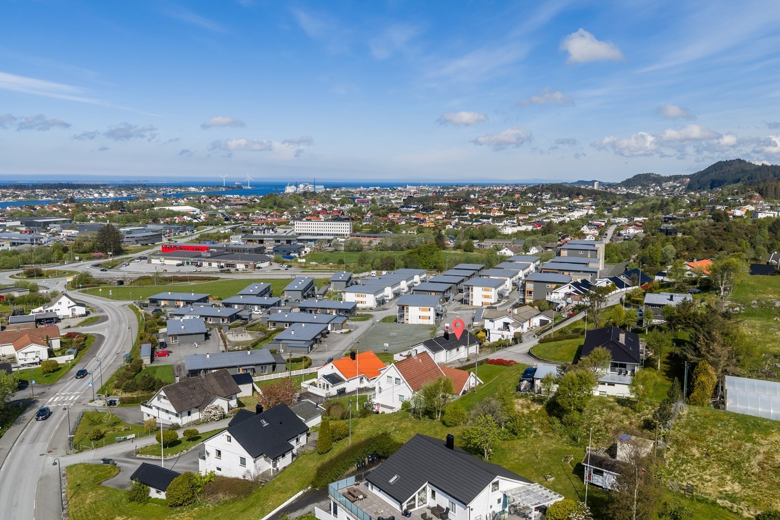 Fra Kvednadalsvegen er det kort vei til blant annet Kiwi Norheim og Norheim skole. Galleribilde