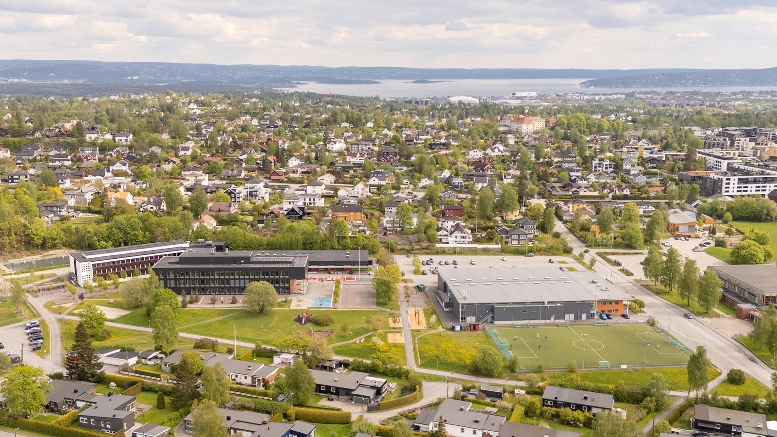 Området har nærhet til flere skoler, inkludert Bekkestua barneskole, som ligger 8 minutter unna. Galleribilde