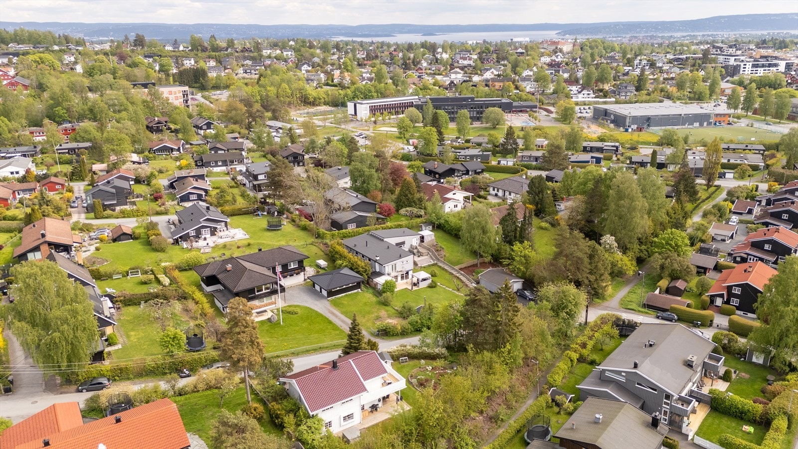 Fra eiendommen er det kort vei til Bekkestua sentrum med et bredt utvalg av butikker og tjenester. Galleribilde