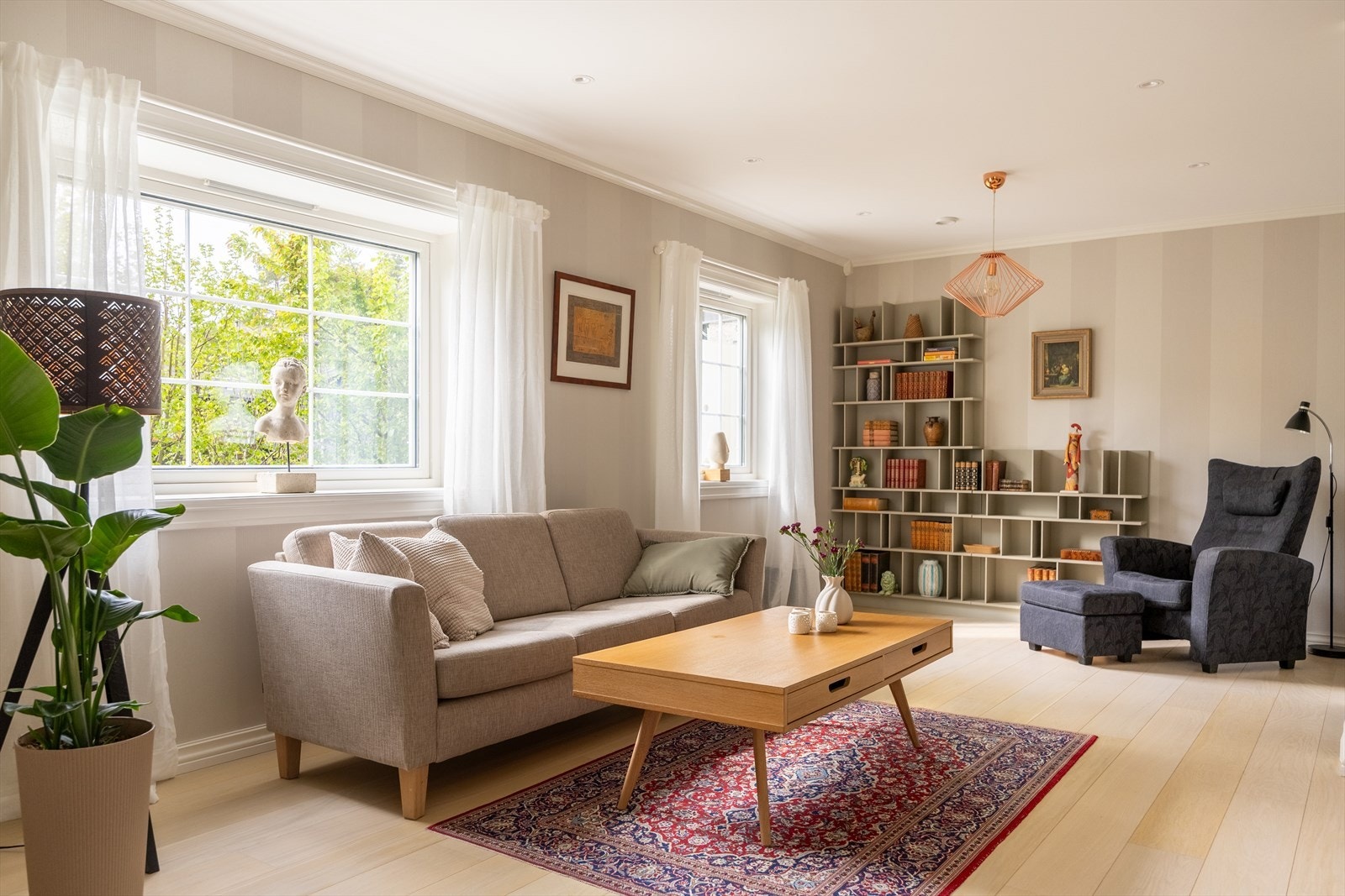 Stuen har parkett på gulvet og vegger med tapet og malte flater. Deilig og lyst med utsyn til hagen. Galleribilde