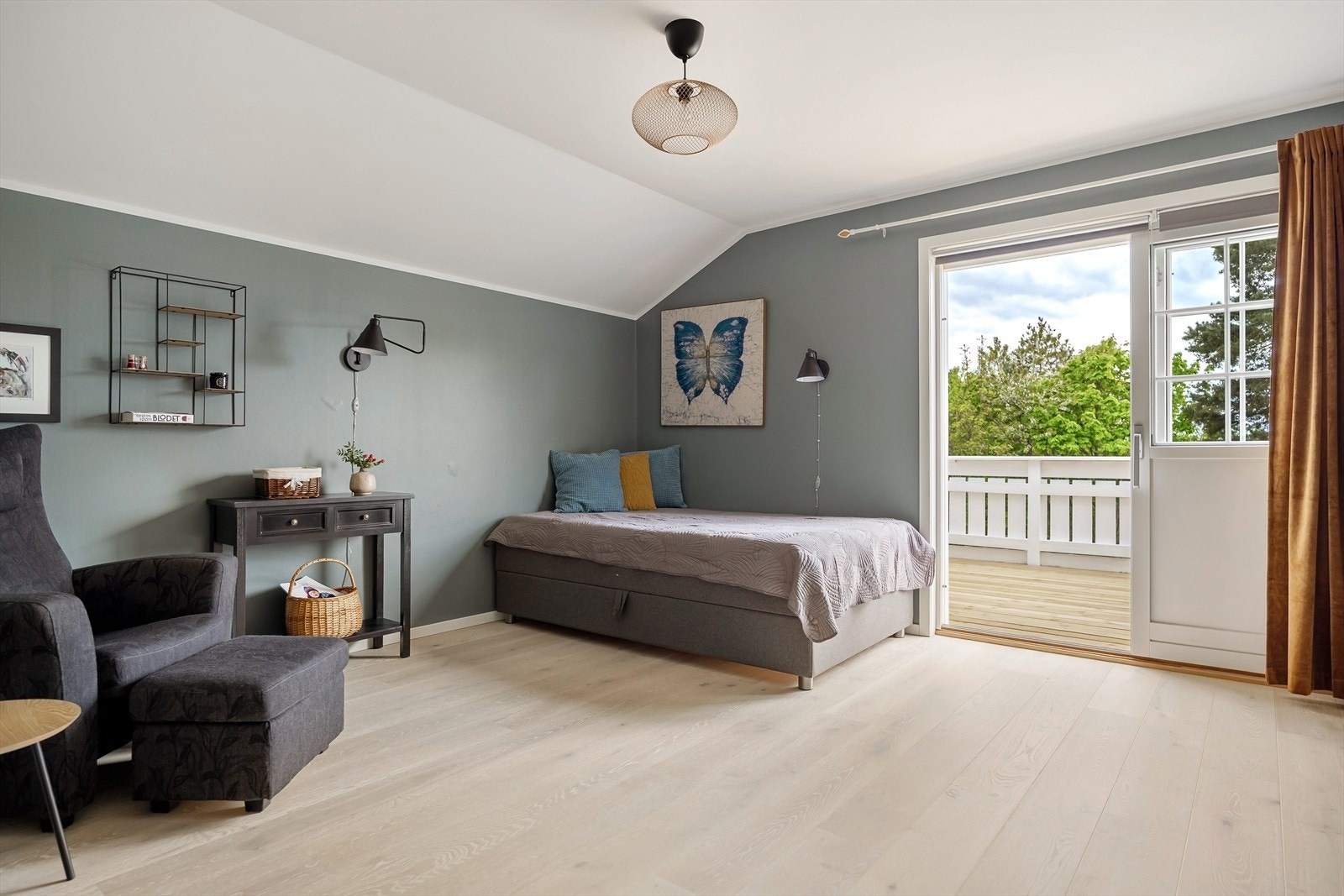 Fra det ene soverommet er det direkte utgang til en altan på ca. 25 m². Galleribilde