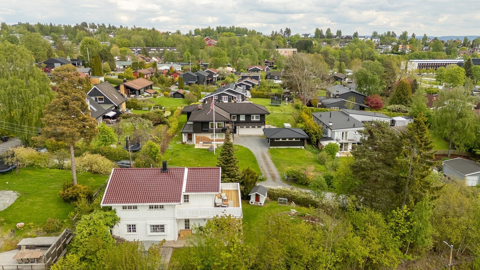 Eiendommen ligger i et etablert boligområde hovedsakelig bestående av eneboliger. Galleribilde
