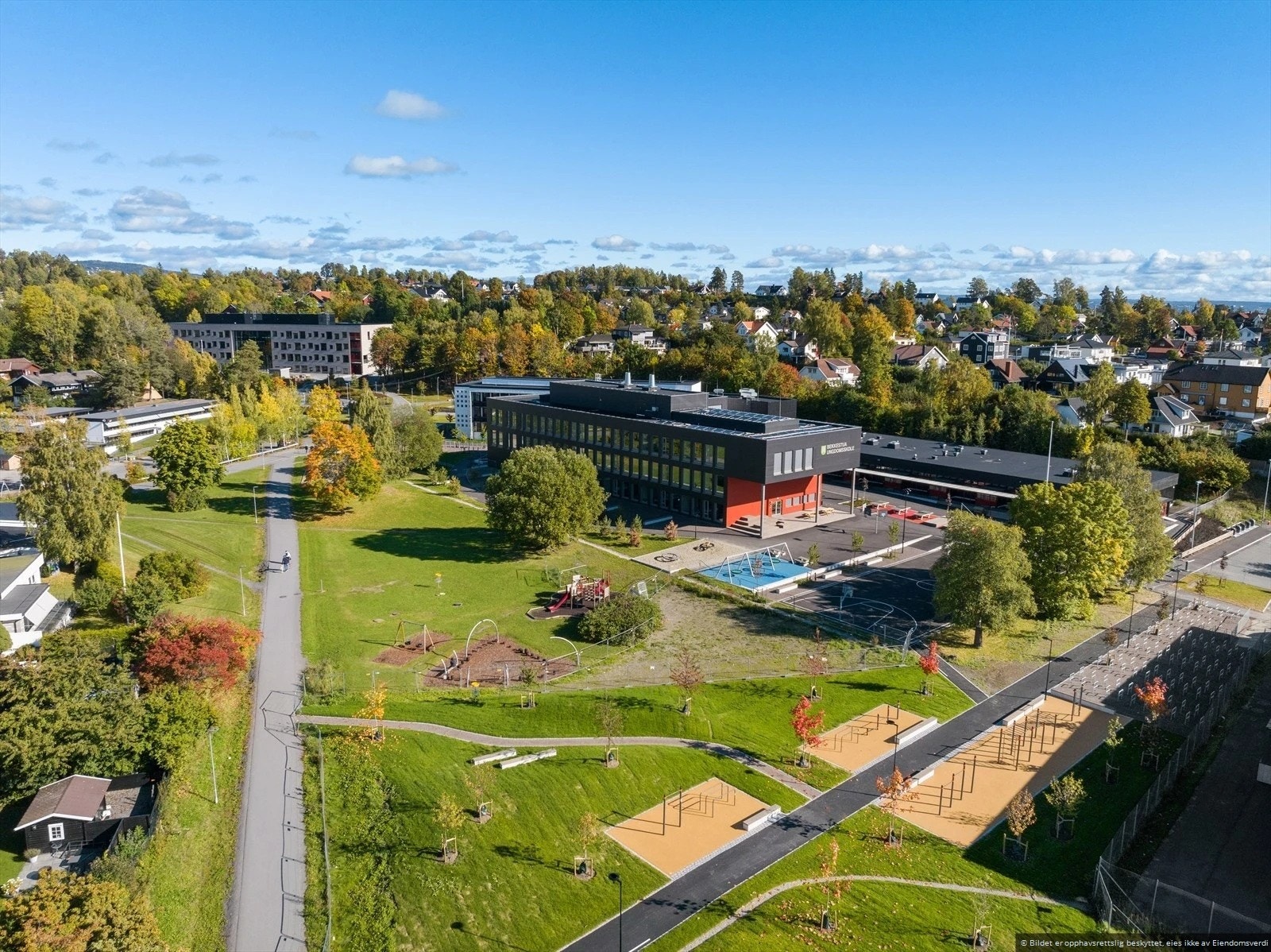 Nærområdet byr på flere barnehager og skoler, som Huskestua barnehage og Bekkestua skole. Galleribilde