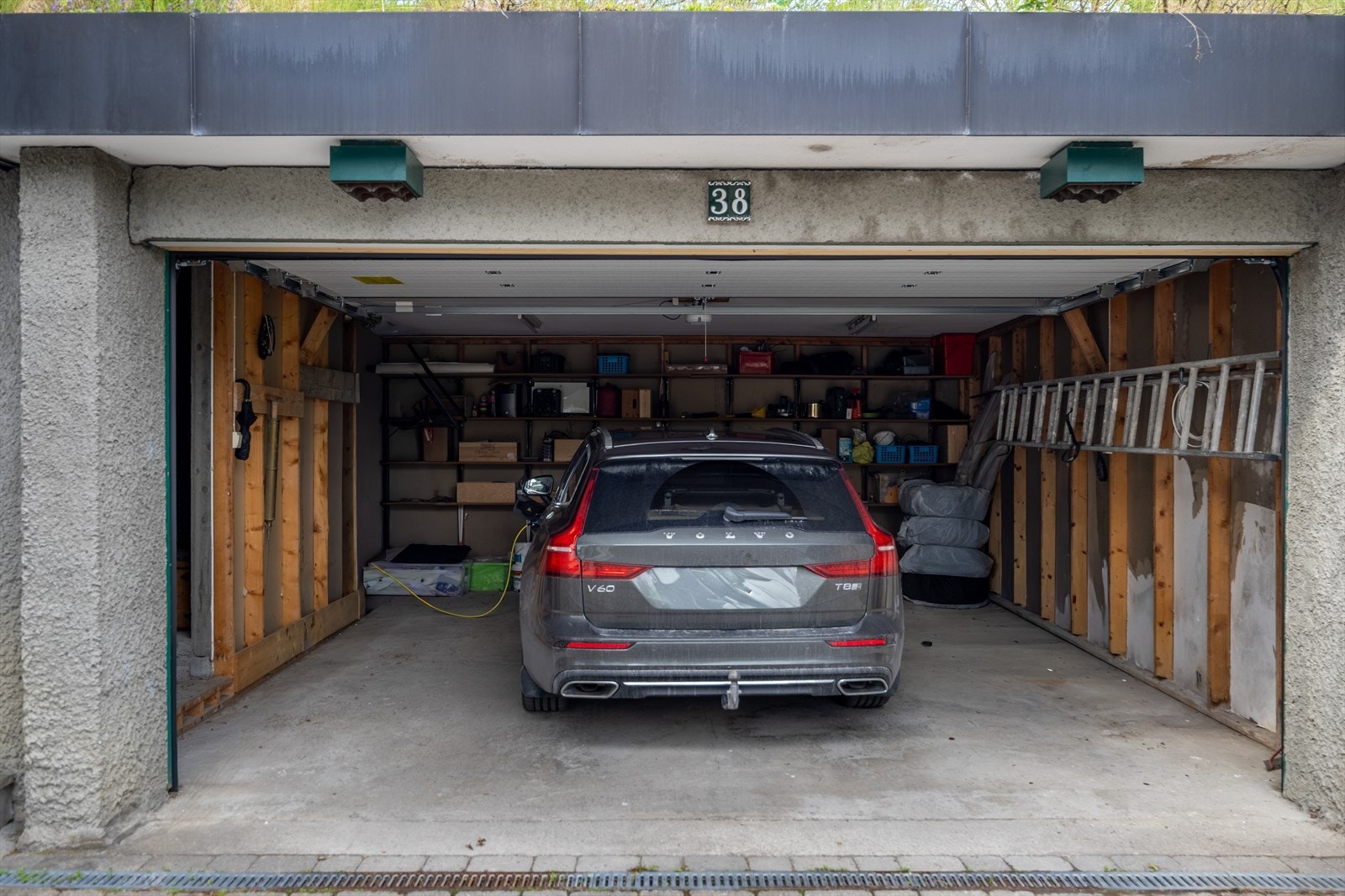 Til eiendommen hører en garasje med elektrisk leddport og tilknyttet bod. Galleribilde