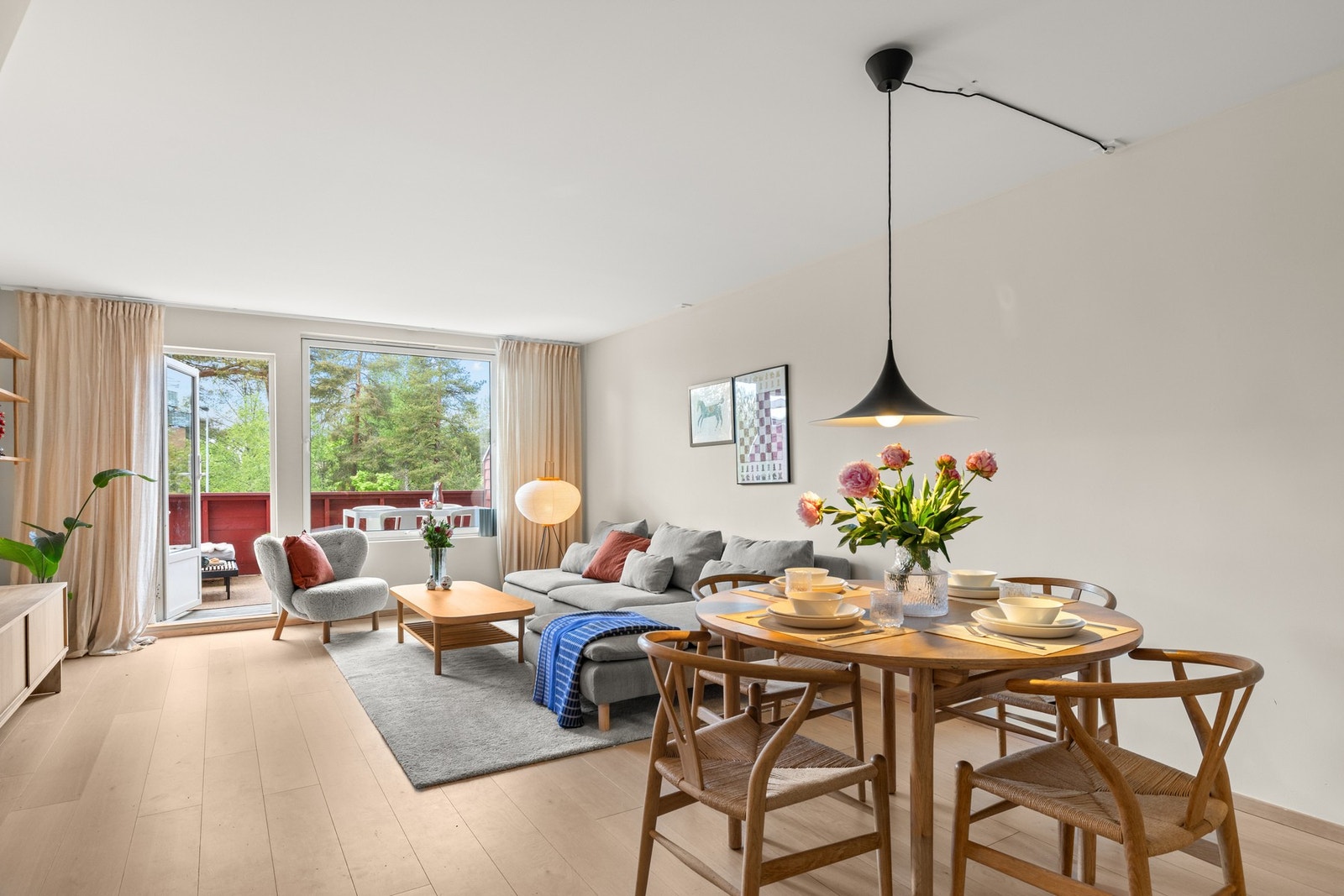 Stue med god plass for spisebord og sofagruppe Galleribilde