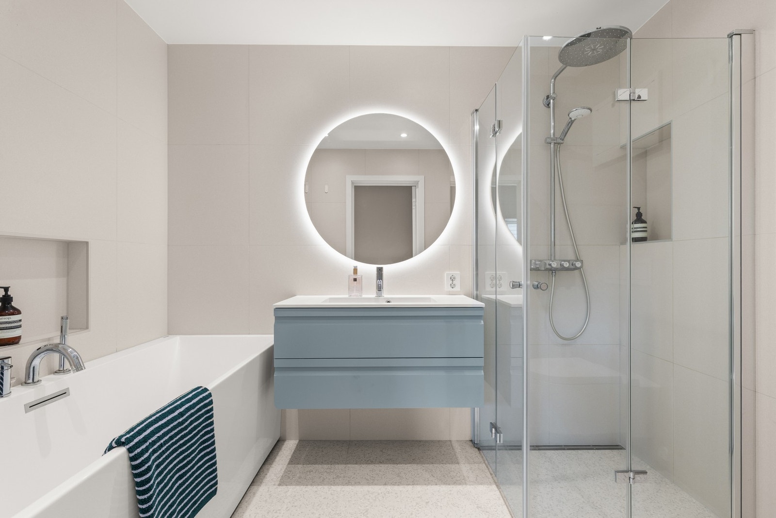 Lekkert og nytt baderom fra 2020 utført av Oslo Bad & Renovering Galleribilde
