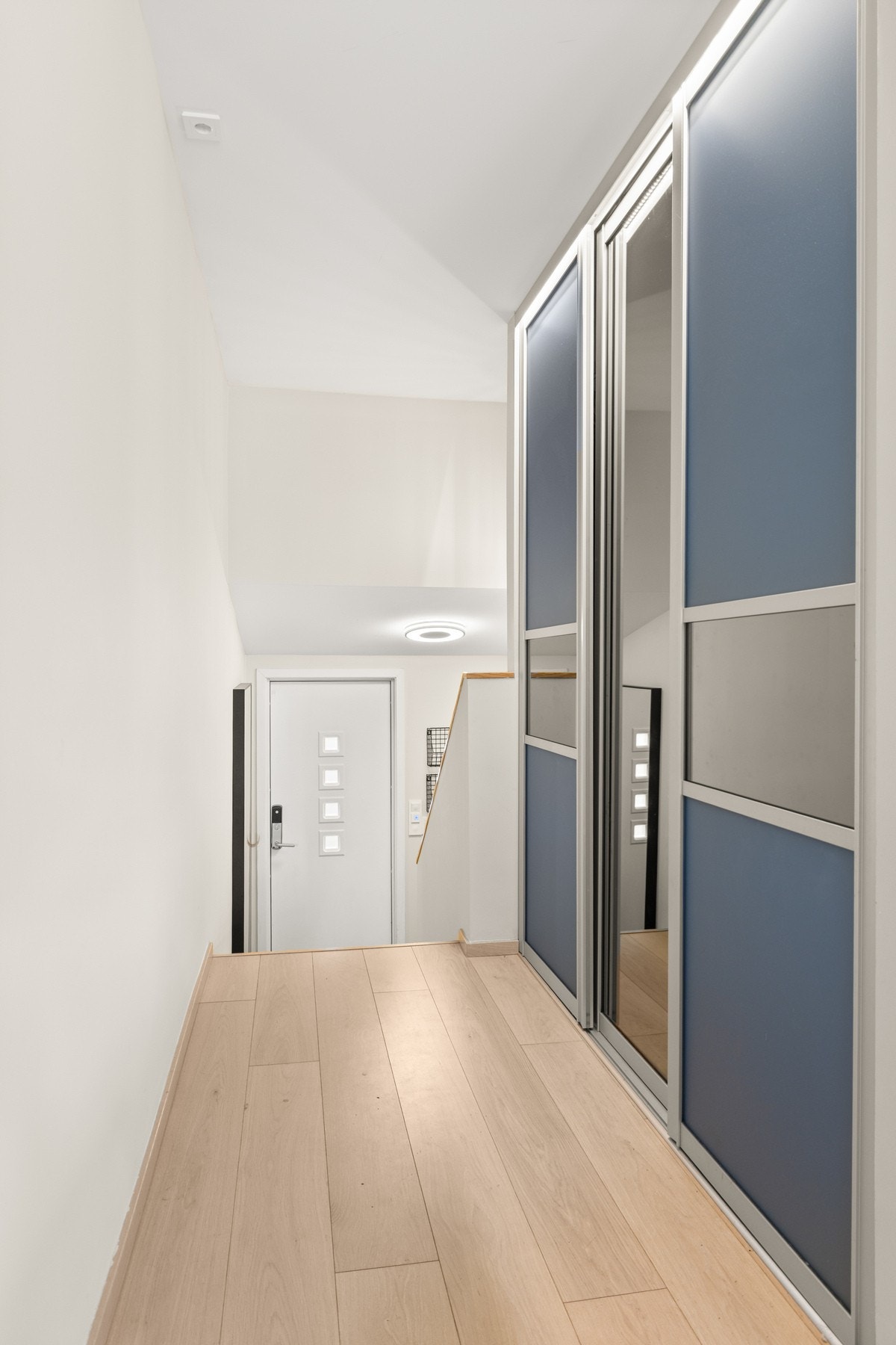 Mellomgang i 1. etasje med praktisk skyvedørsgarderobe Galleribilde