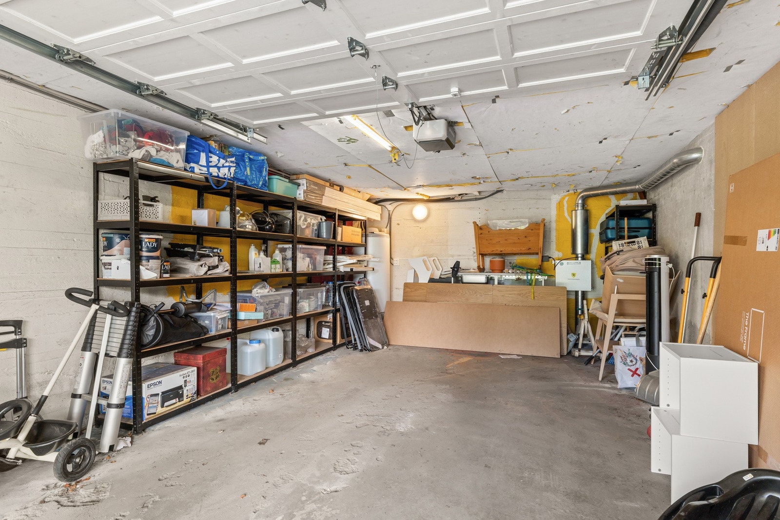 Stor garasje på 25 m². I garasjen er det lader for el-bil, varmtvannsbereder (300 liter) og mulighet for å koble seg på vann og avløp Galleribilde