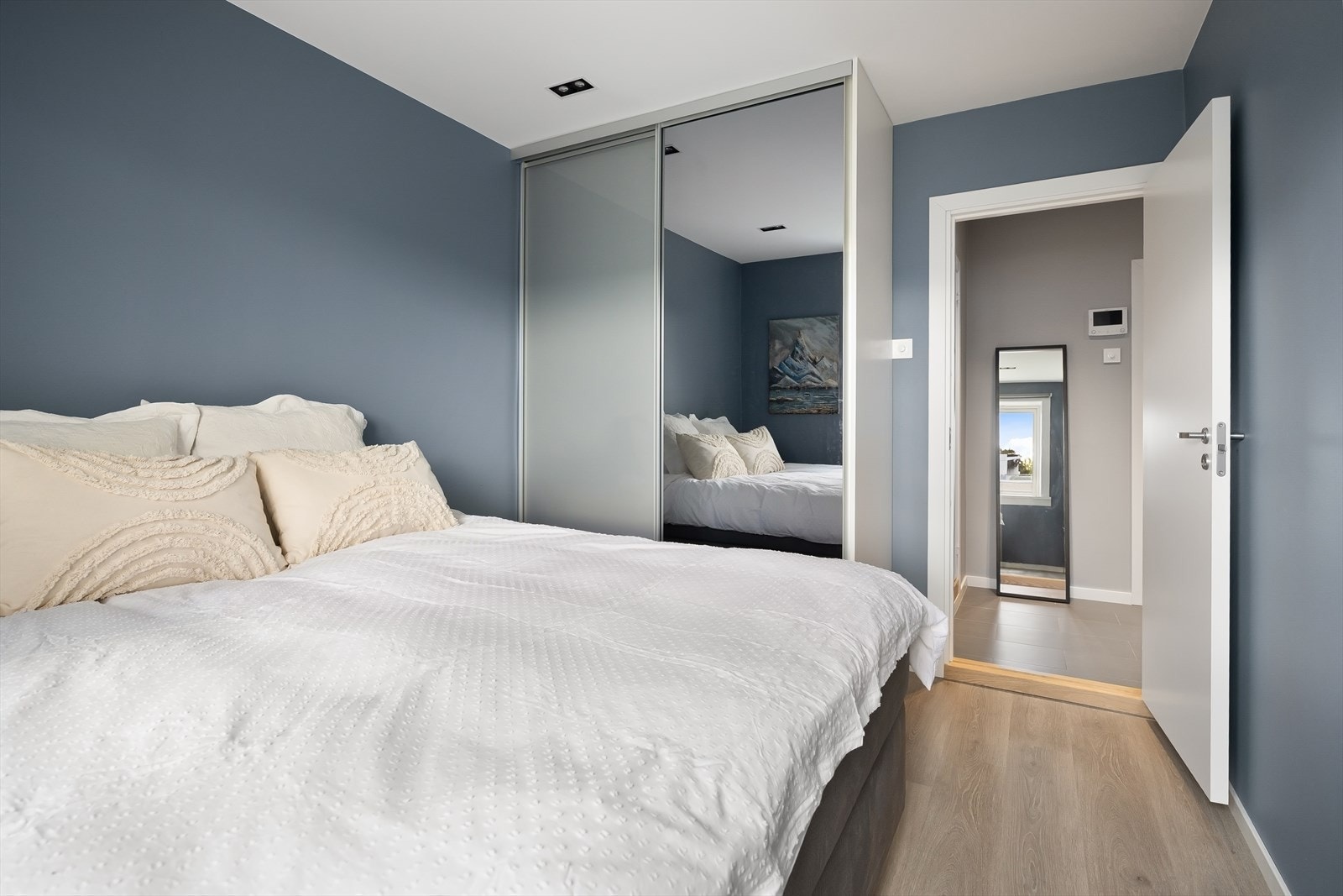 - Merk praktisk skyvedørsgarderobe - Galleribilde