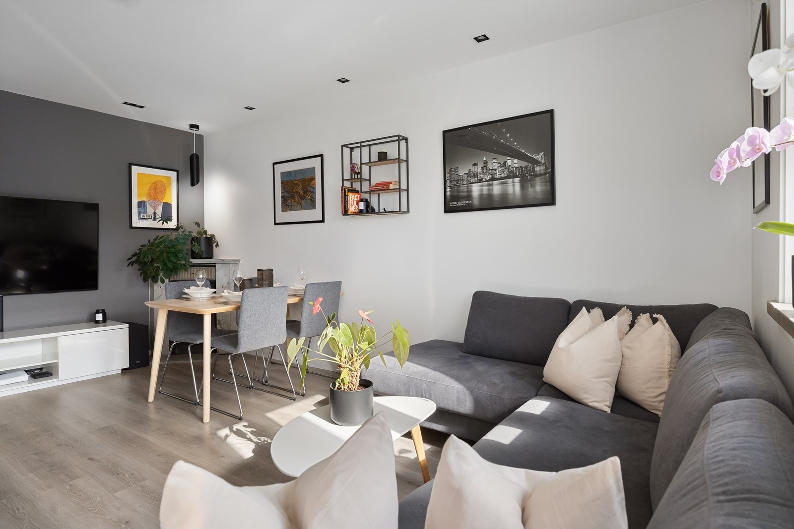 - I stuen har du rikelig med plass til sofa med tilhørende medialøsning og spisebord! - Galleribilde