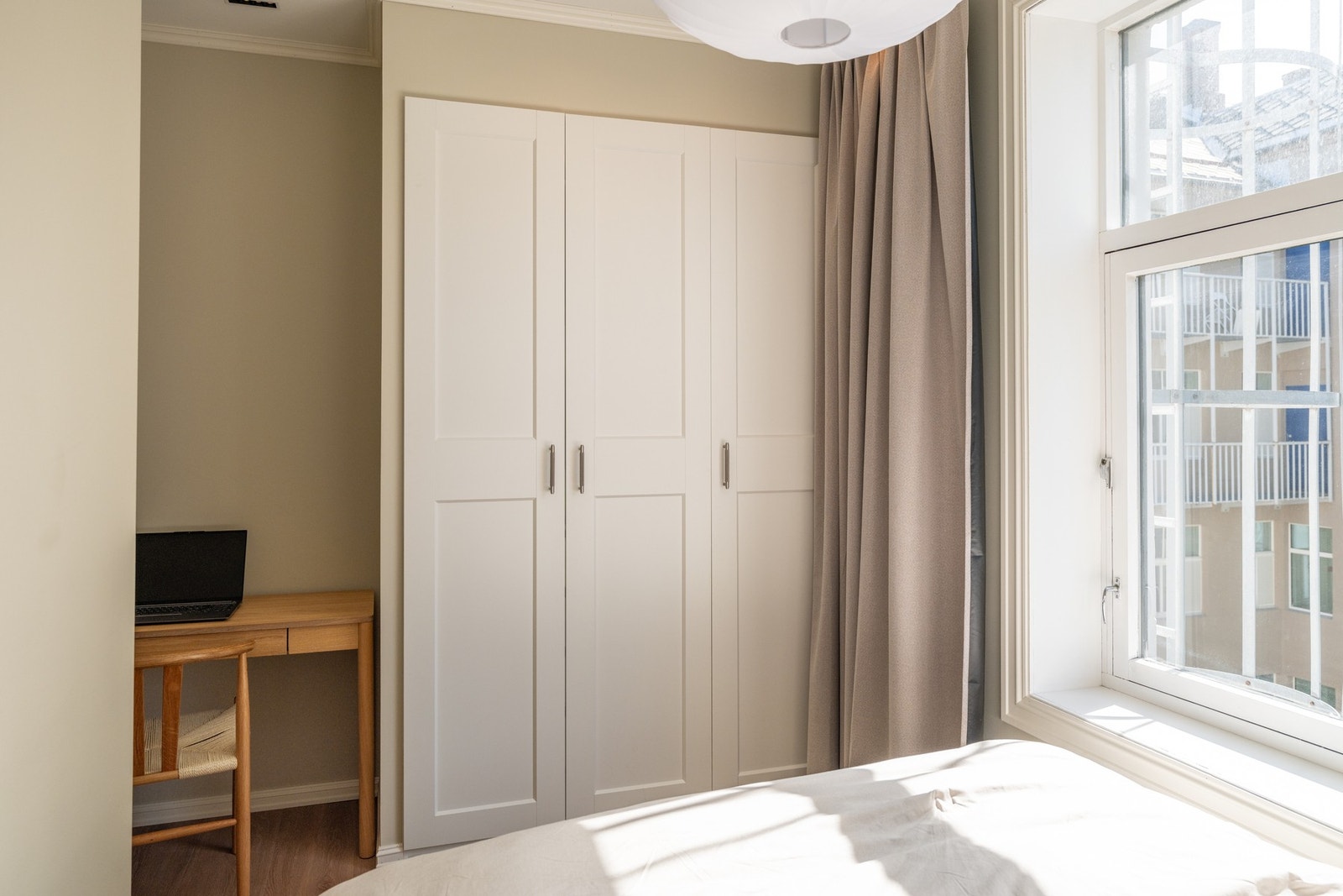 Integrert garderobe medfølger i handelen. Galleribilde