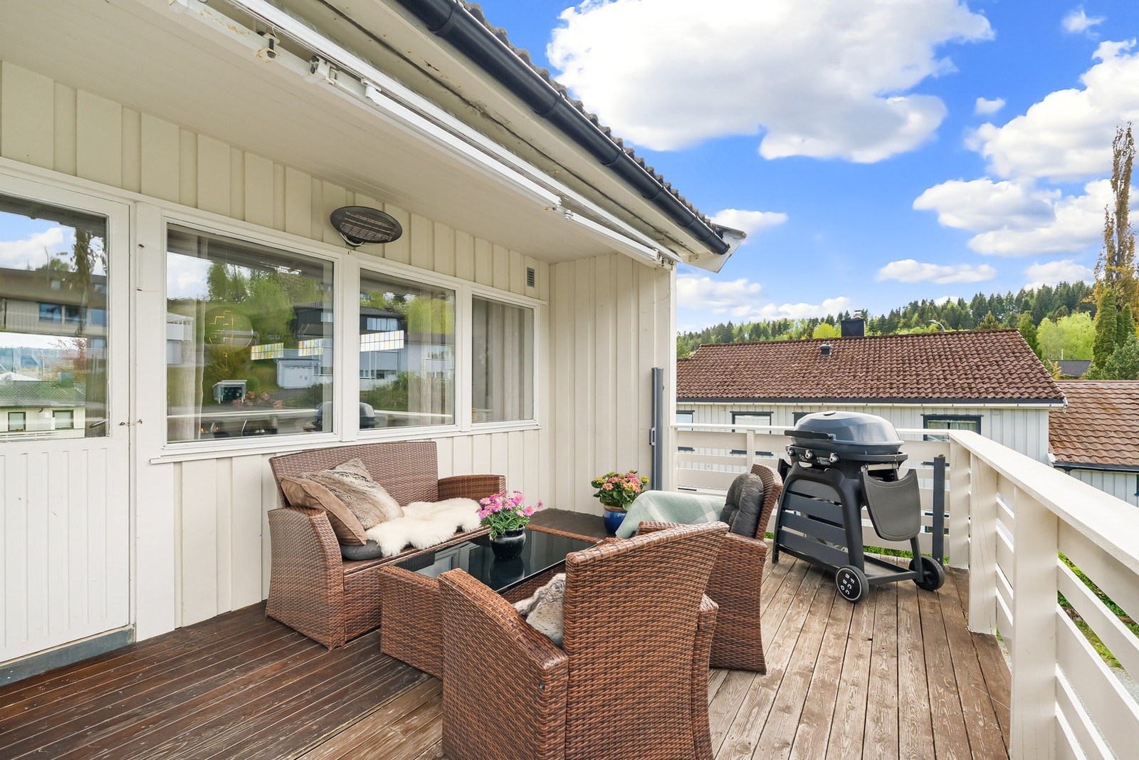 Fra stua har man utgang til vestvendt veranda. Her kan man nyte gode solforhold. Galleribilde