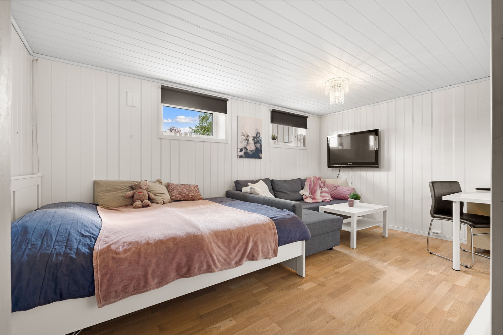 I kjelleren har man et rom som i dag benyttes som kjellerstue/ekstra soverom. Galleribilde