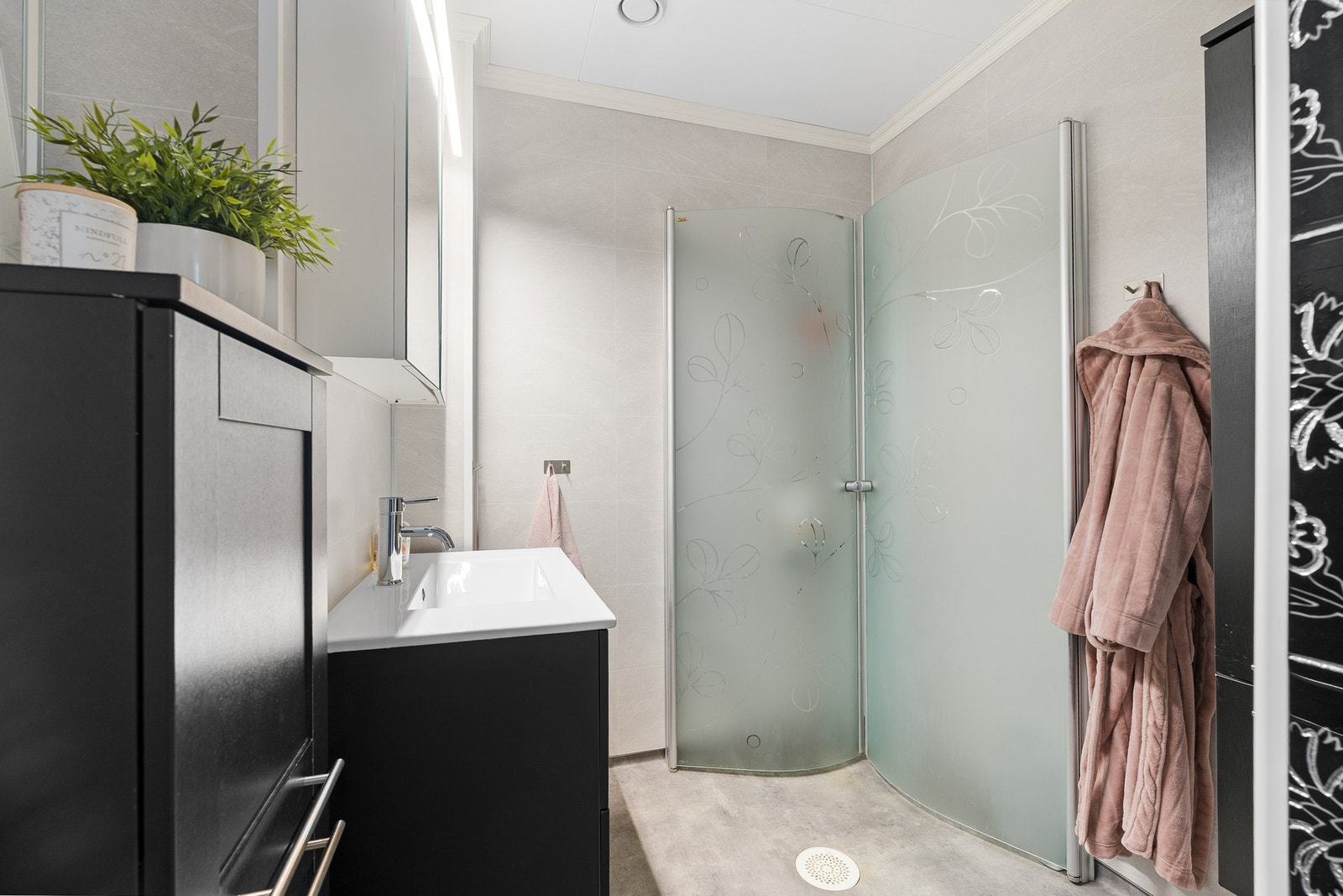 Badet er innredet med moderne materialer og fargevalg. Galleribilde