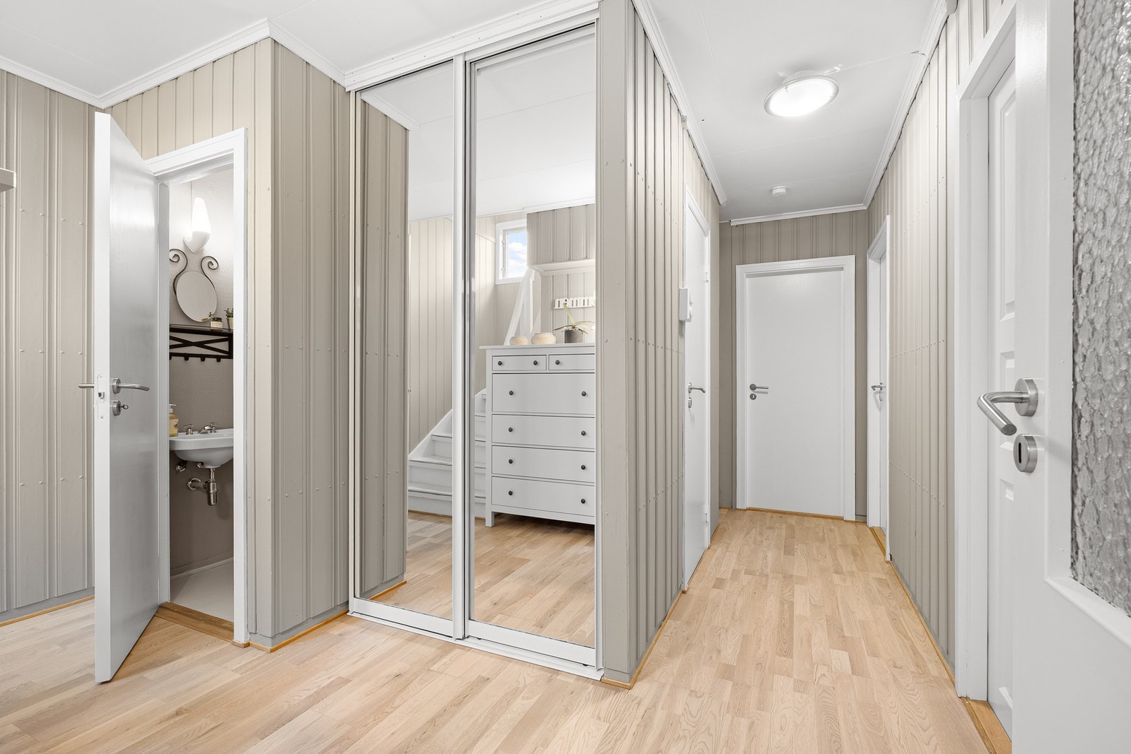 Boligen har en fin planløsning med 3 soverom, bad og toalettrom på samme plan. Galleribilde