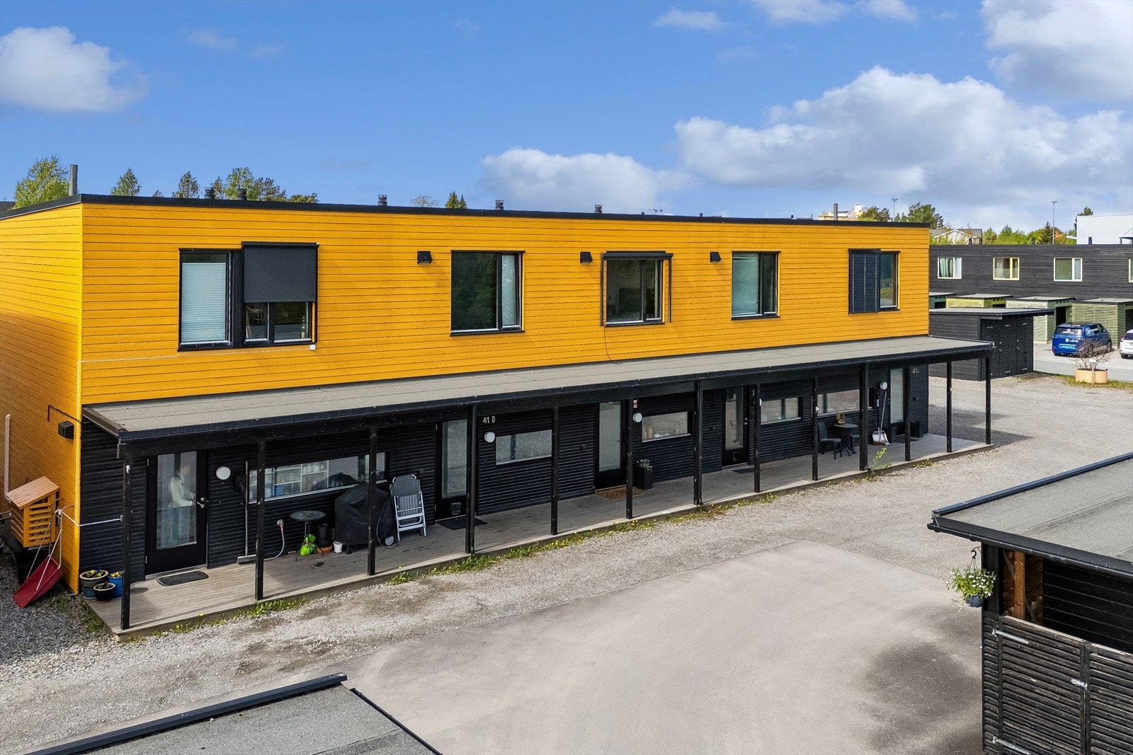 For pendlere er det kort vei til buss og kun 16 minutters gange til Stange stasjon med togforbindelser mot Oslo og Hamar. Galleribilde