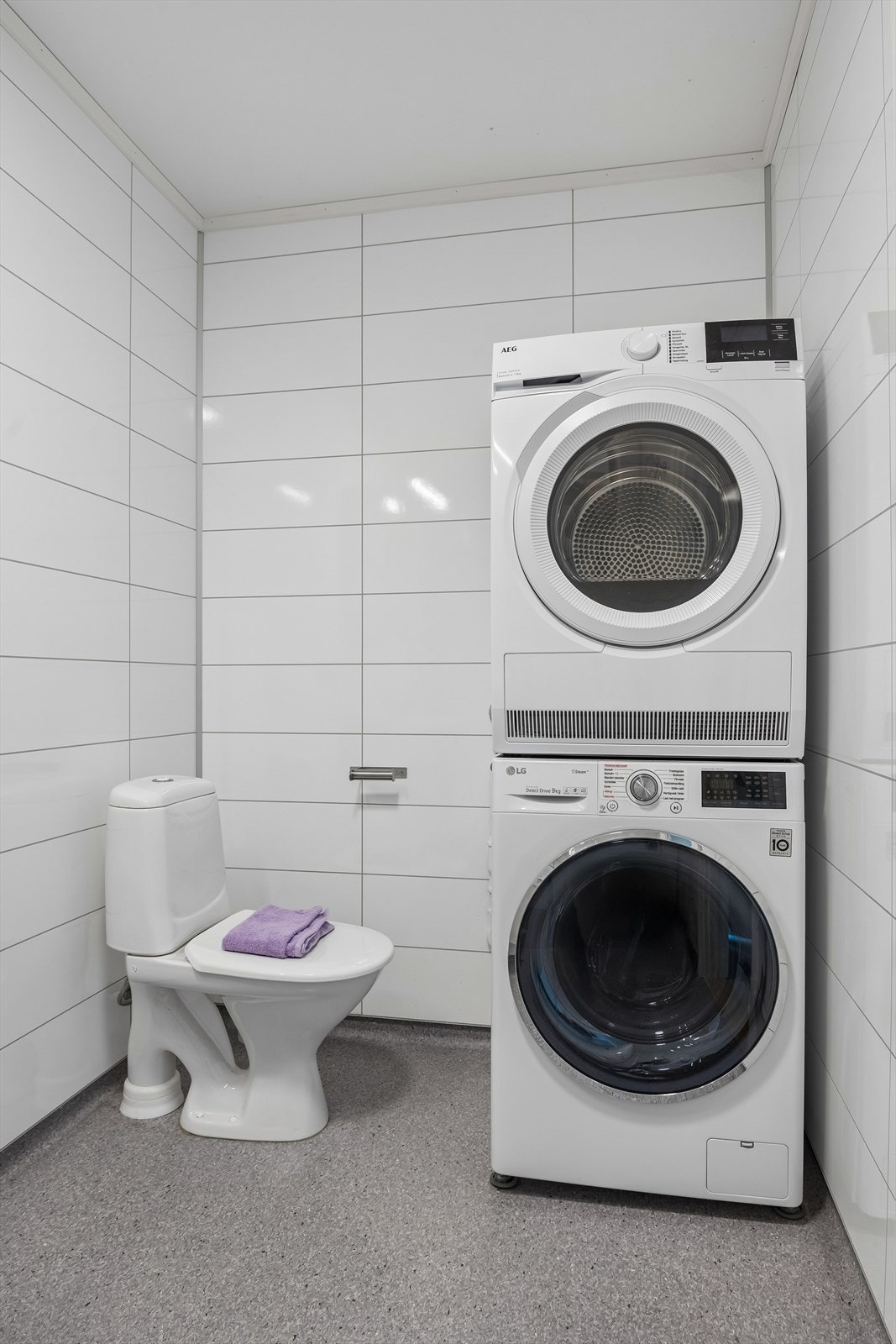 Praktisk opplegg for vaskemaskin og tørketrommel på badet. Galleribilde