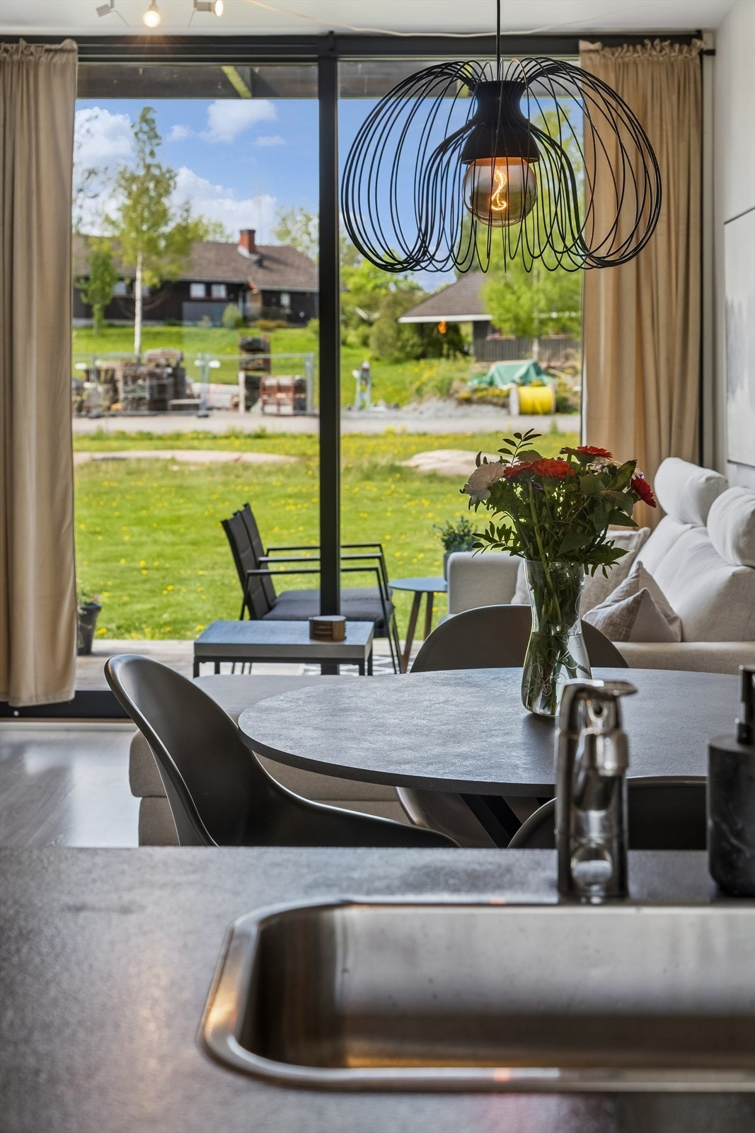 Store vindusflater og heve-skyvedør i 3-lags glass slipper lyset inn og kobler stuen til uteområdet. Galleribilde