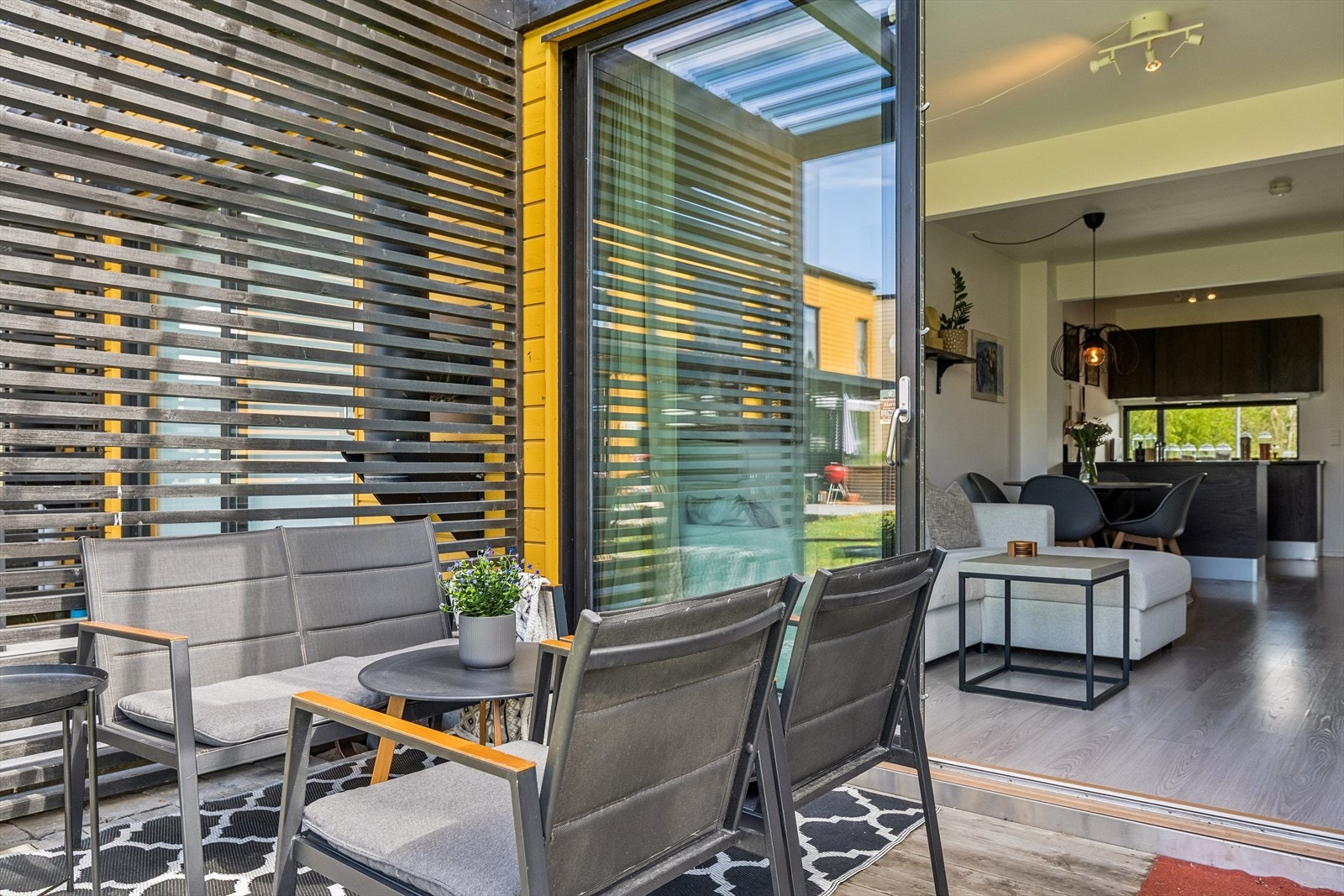 Fra stuen er det utgang til en vestvendt terrasseplatting. Her er det god plass til en sittegruppe under pergolaen. Galleribilde