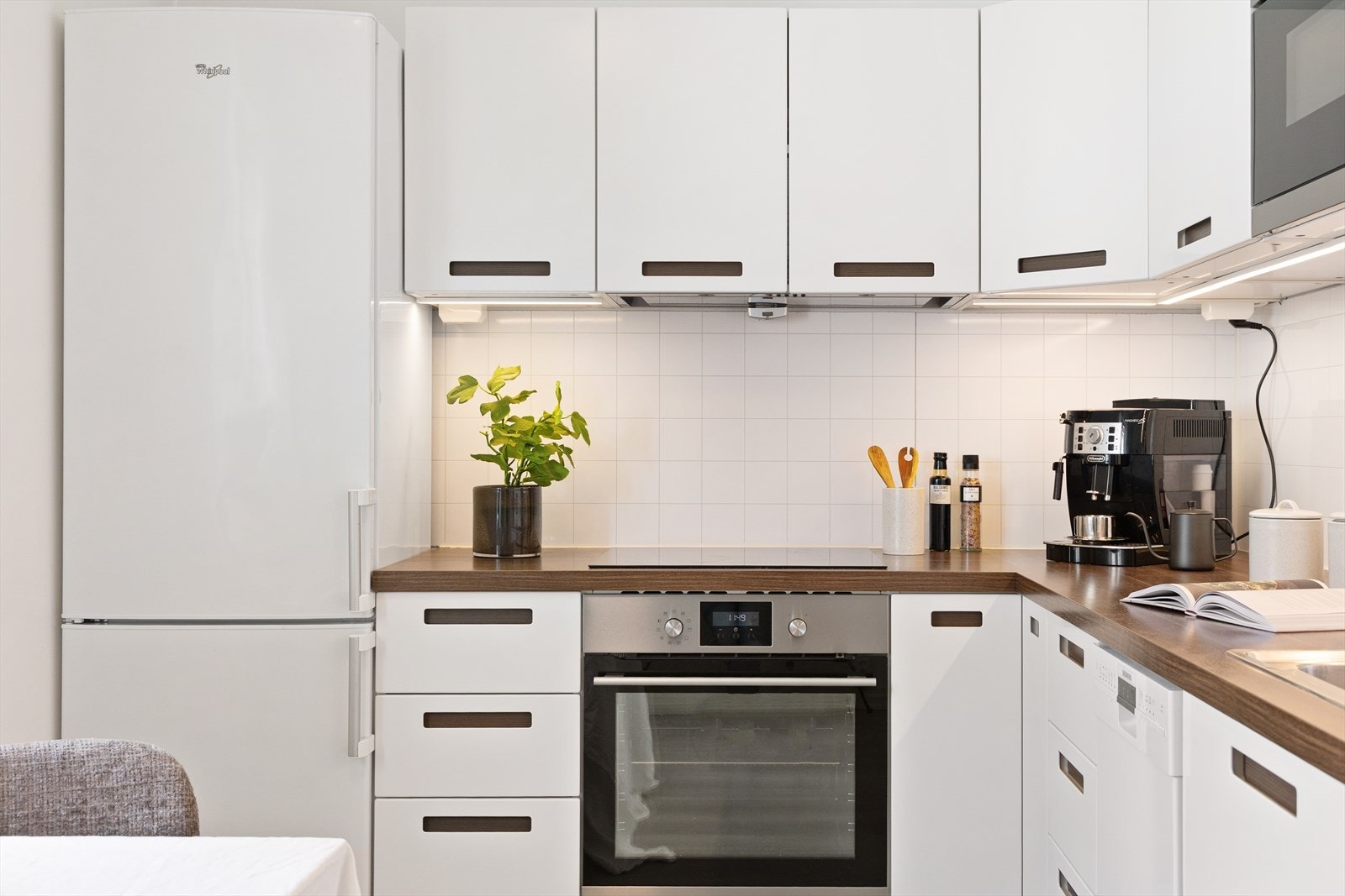 Kjøkkenet har integrert stekeovn, mikroovn og platetopp med ventilator over stekesonen. Videre er det plass til frittstående kjøl/fryseskap og oppvaskmaskin. Galleribilde