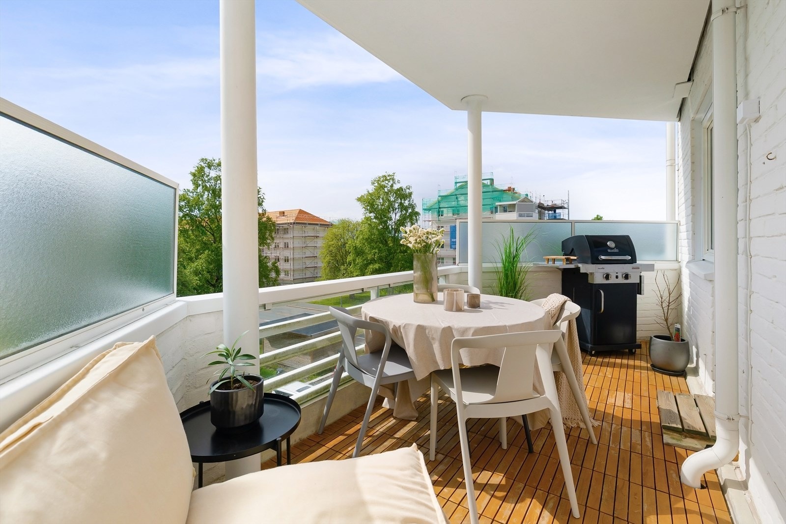 Balkongen har god plass til diverse utemøbler og grill, slik at solskinnsdagene kan nytes i komfortable omgivelser. Galleribilde
