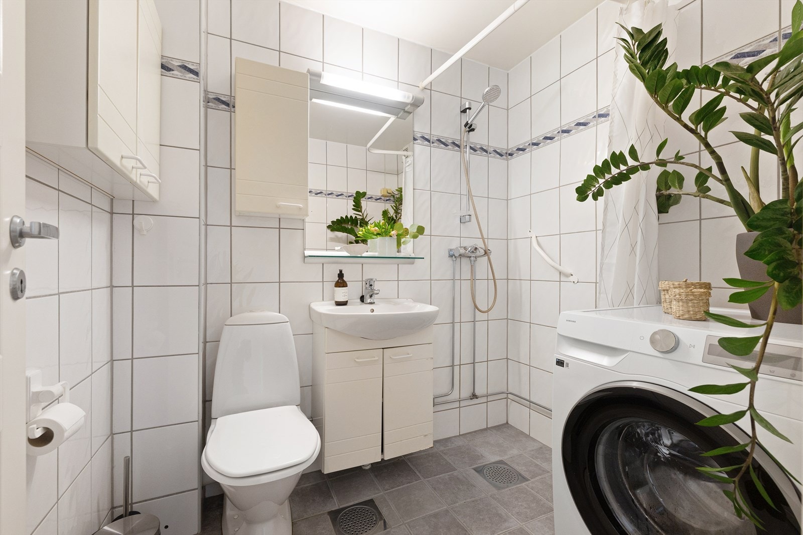 Bad fra ca. 2002 med flislagt gulv og flis på vegger, samt malt himling. Badet er utstyrt med elektrisk gulvvarme. Rommet har opplegg for vaskemaskin og har naturlig ventilasjon. Galleribilde