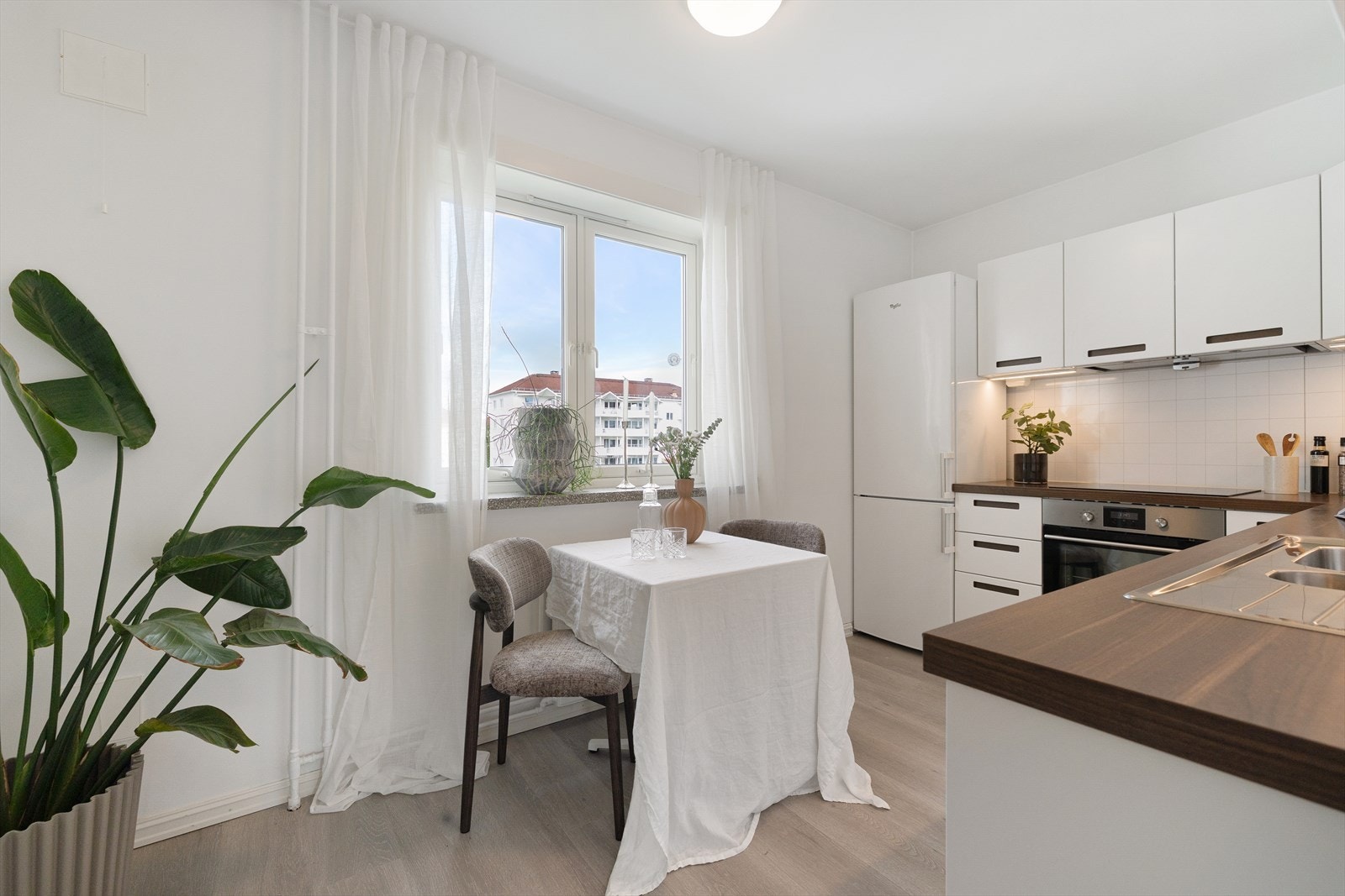 Separat kjøkken med plass til et lite frokostbord ved vinduet. Kjøkkenet ble oppgradert med ny innredning ca. 2017. Galleribilde