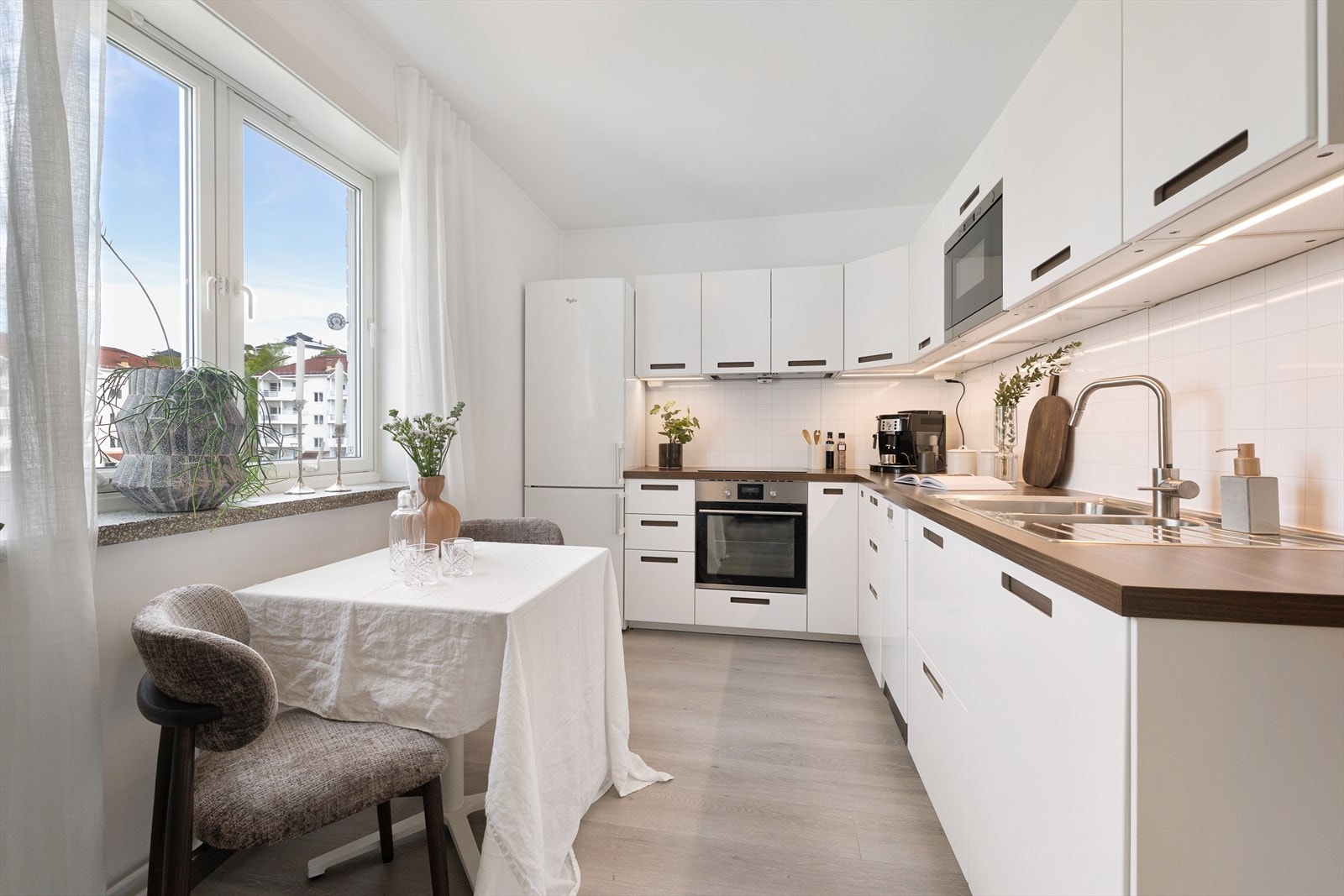 Innredningen er utstyrt med laminert benkeplate, dobbel oppvaskkum i rustfritt stål samt svingbart blandebatteri med uttrekkbart munnstykke. Galleribilde