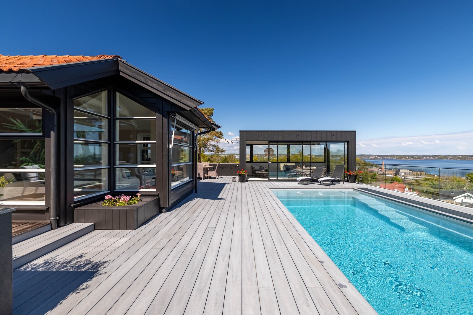 Terrasse med høykvalitet sklisikker tysk kompositt (Polyfiber AS). Galleribilde