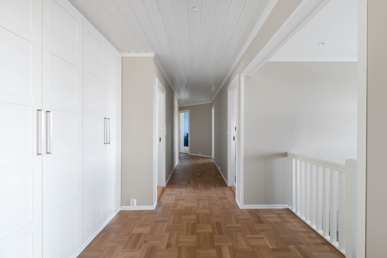 Lys og romslig gang med god oppbevaringsplass og pene overflater. Galleribilde