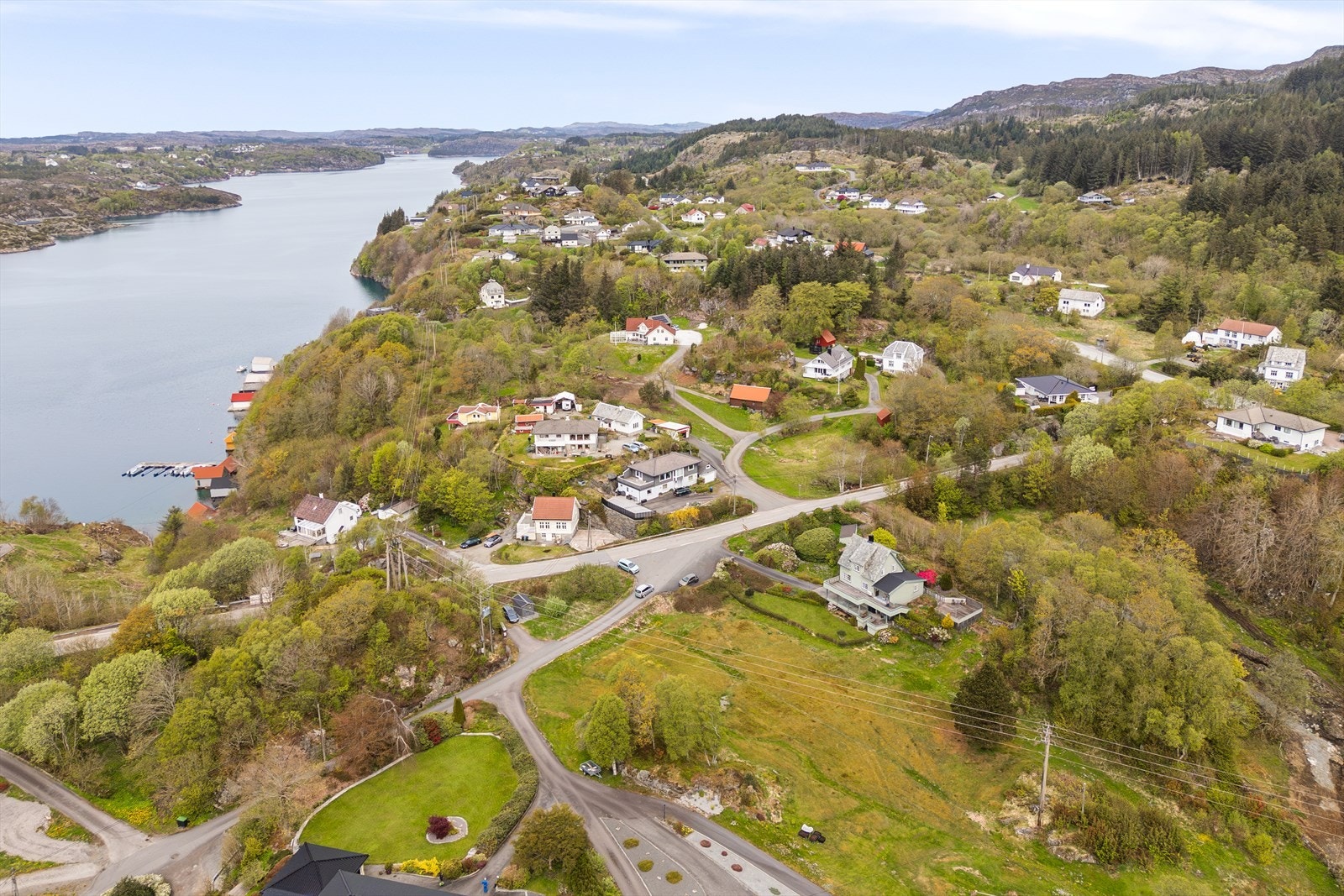 Boligen har en landlig og meget flott beliggenhet i et attraktivt og barnevennlig område. Galleribilde