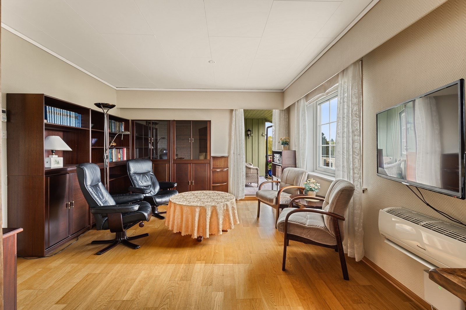 I stue er det plass til sofagruppe og spisebord. Varmepumpe er plassert i stue. Galleribilde