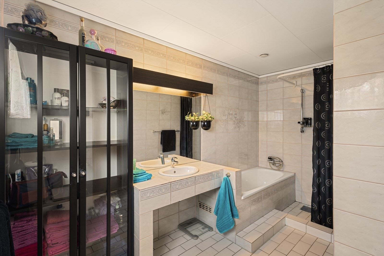 Helfliset bad med servant, toalett, badekar og dusj. Badet har naturlig avtrekk i himling. Galleribilde