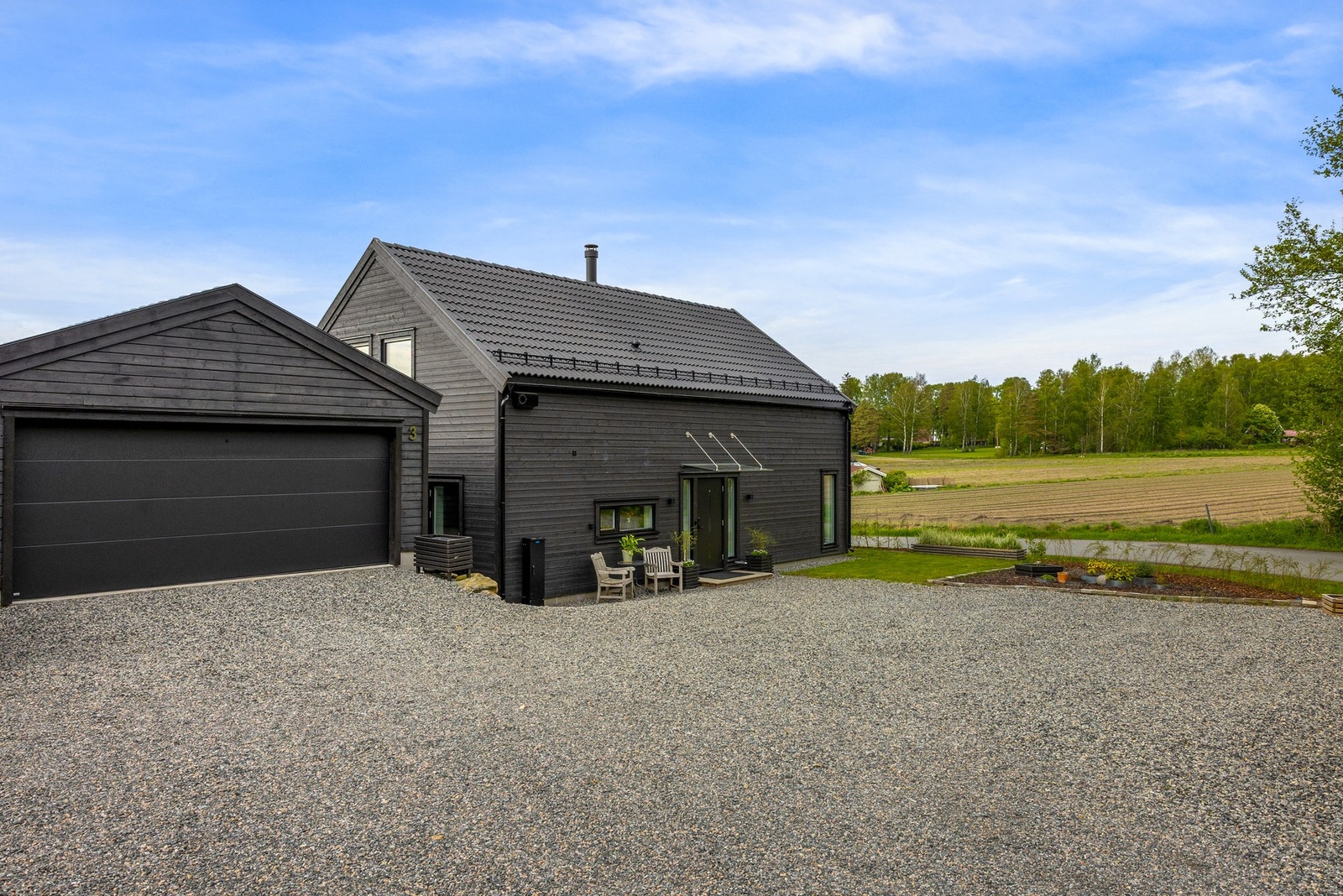 Det er gode parkeringsmuligheter både på egen tomt og i garasjen Galleribilde
