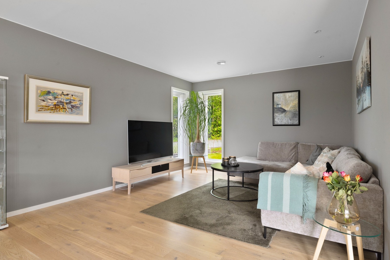 Det er god plass til både sofagruppe, spisebord og øvrig møblement Galleribilde