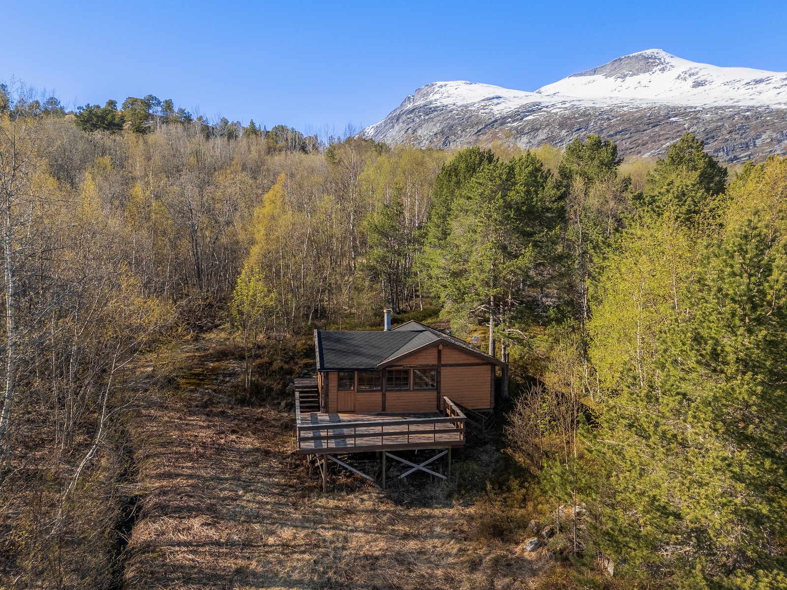 Hytta ligger usjenert til i et naturskjønt område, med nærhet til sjøen. Galleribilde