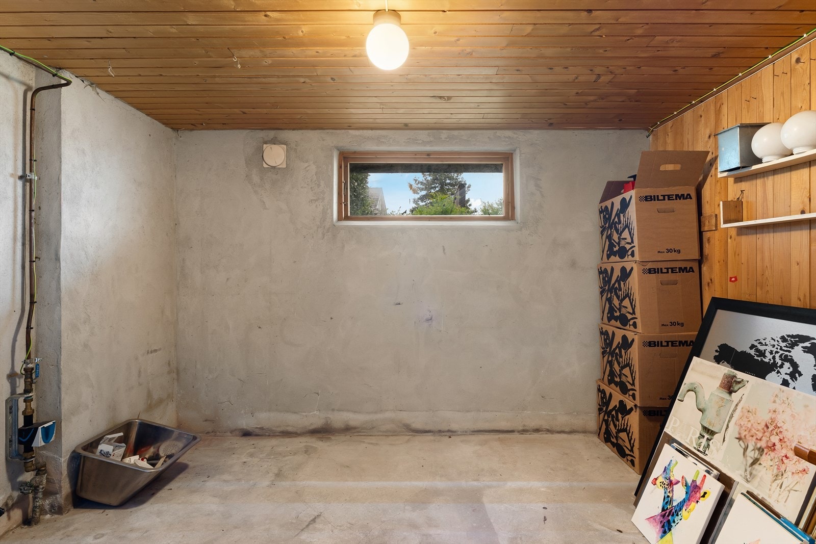 Hovedstoppekran og vannmåler er lokalisert i en av bodene i kjelleren. Galleribilde