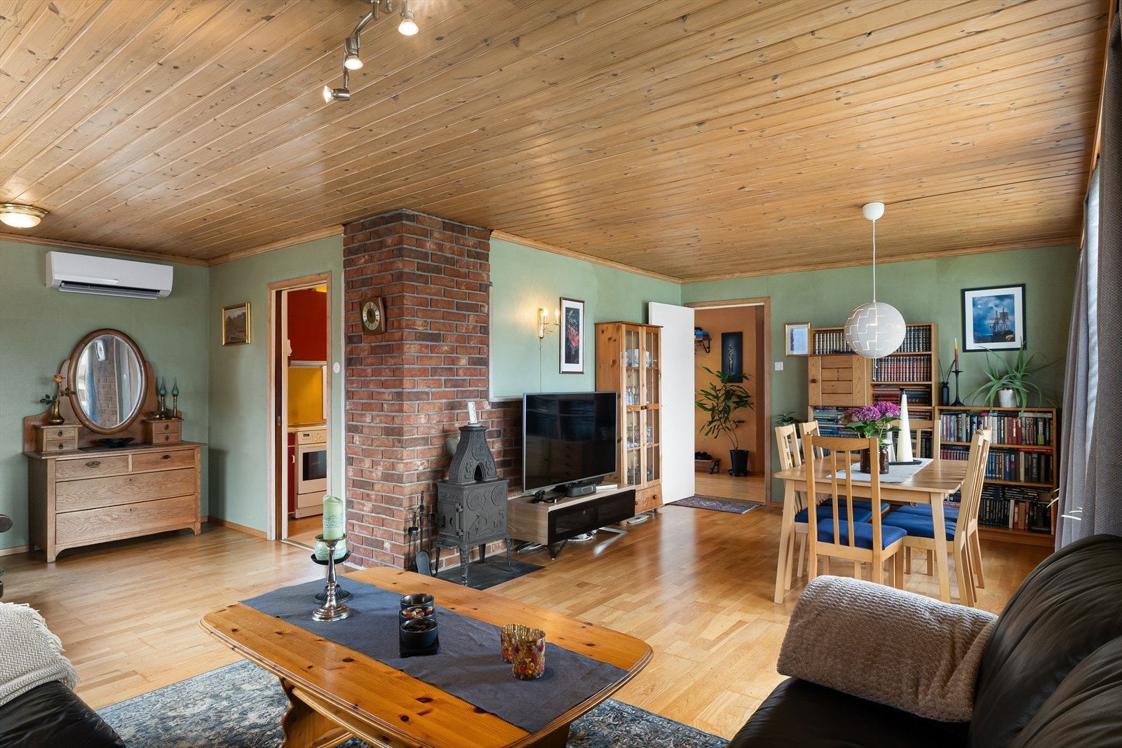 Stuen er romslig med plass til både sofagruppe og spisebord, og deles naturlig opp i de ulike sonene. Galleribilde