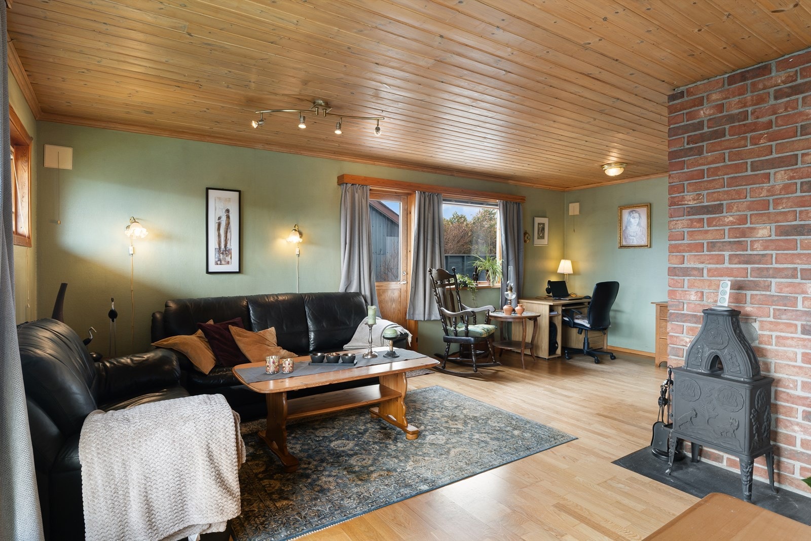 Fra stuen er det utgang til terrassen. Galleribilde
