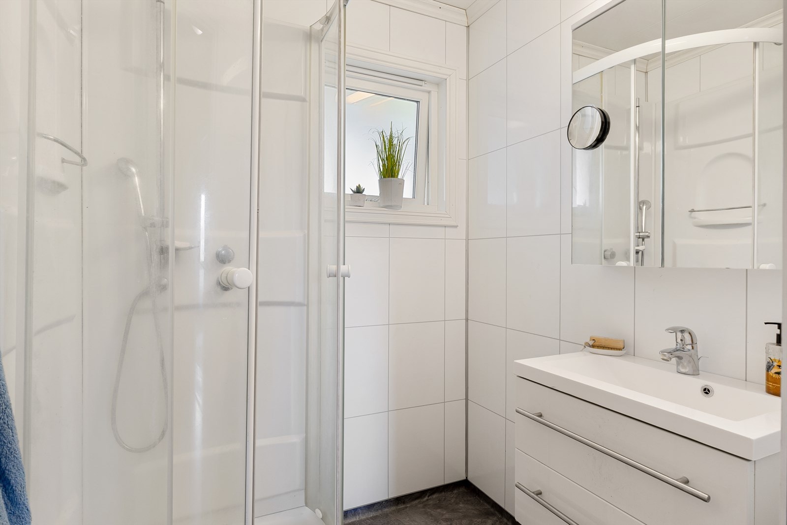 Badet ble modernisert i 2013. Rommet har baderomsinnredning med nedfelt servant, speilskap og dusjkabinett. Galleribilde